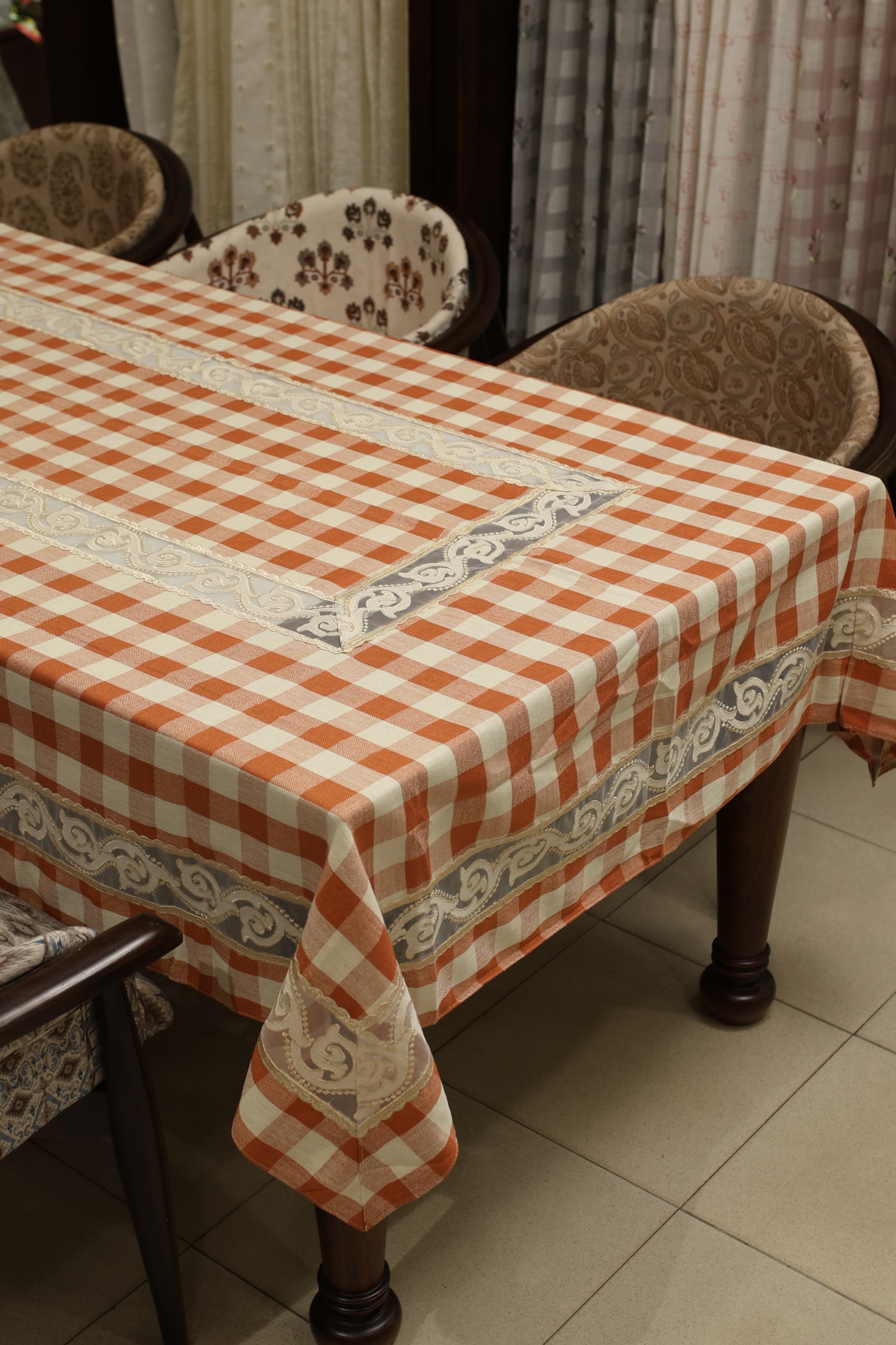Classic Checkered 6 -Seater Tablecloth with Embroidered Lace Border