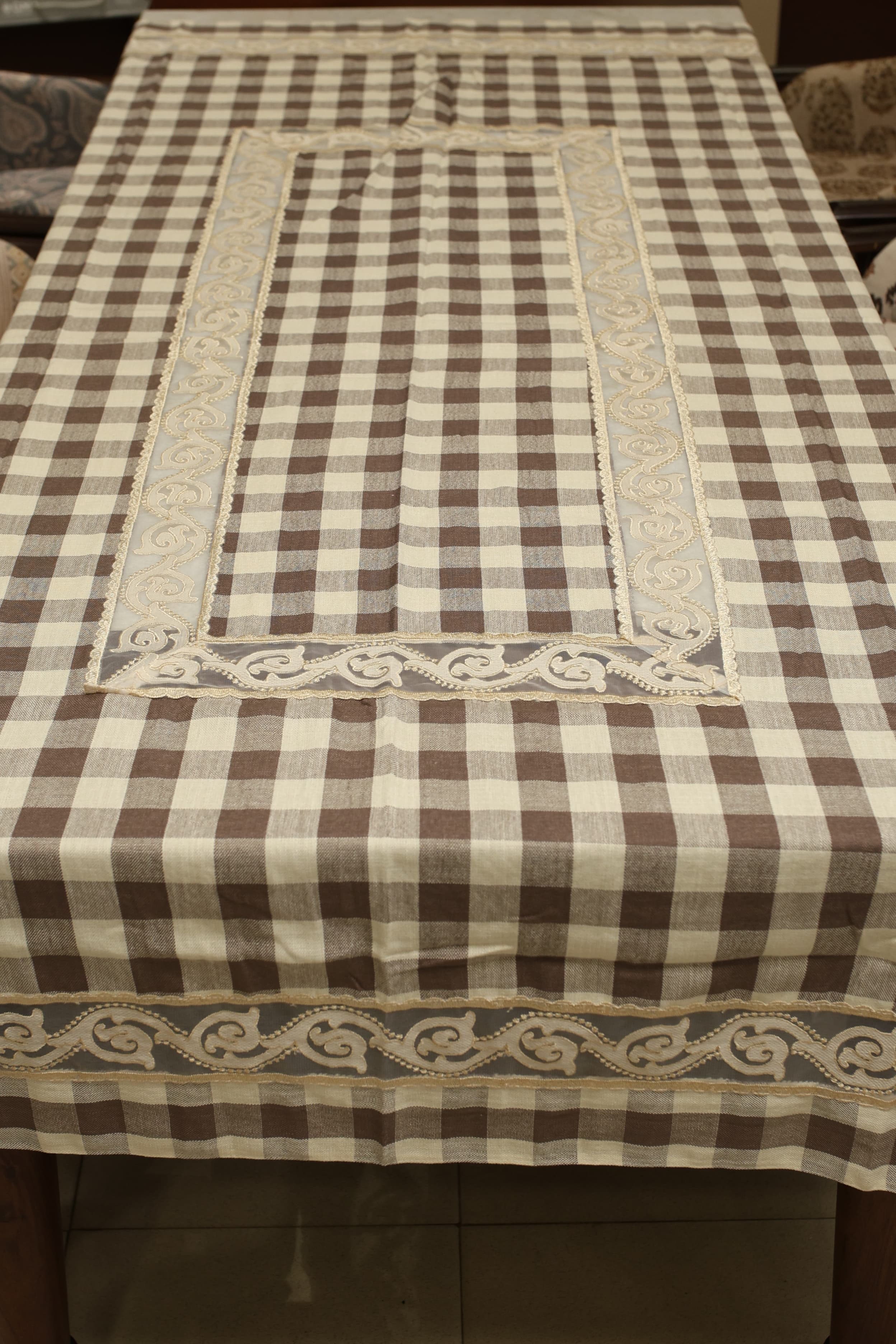 Classic Checkered 6 -Seater Tablecloth with Embroidered Lace Border