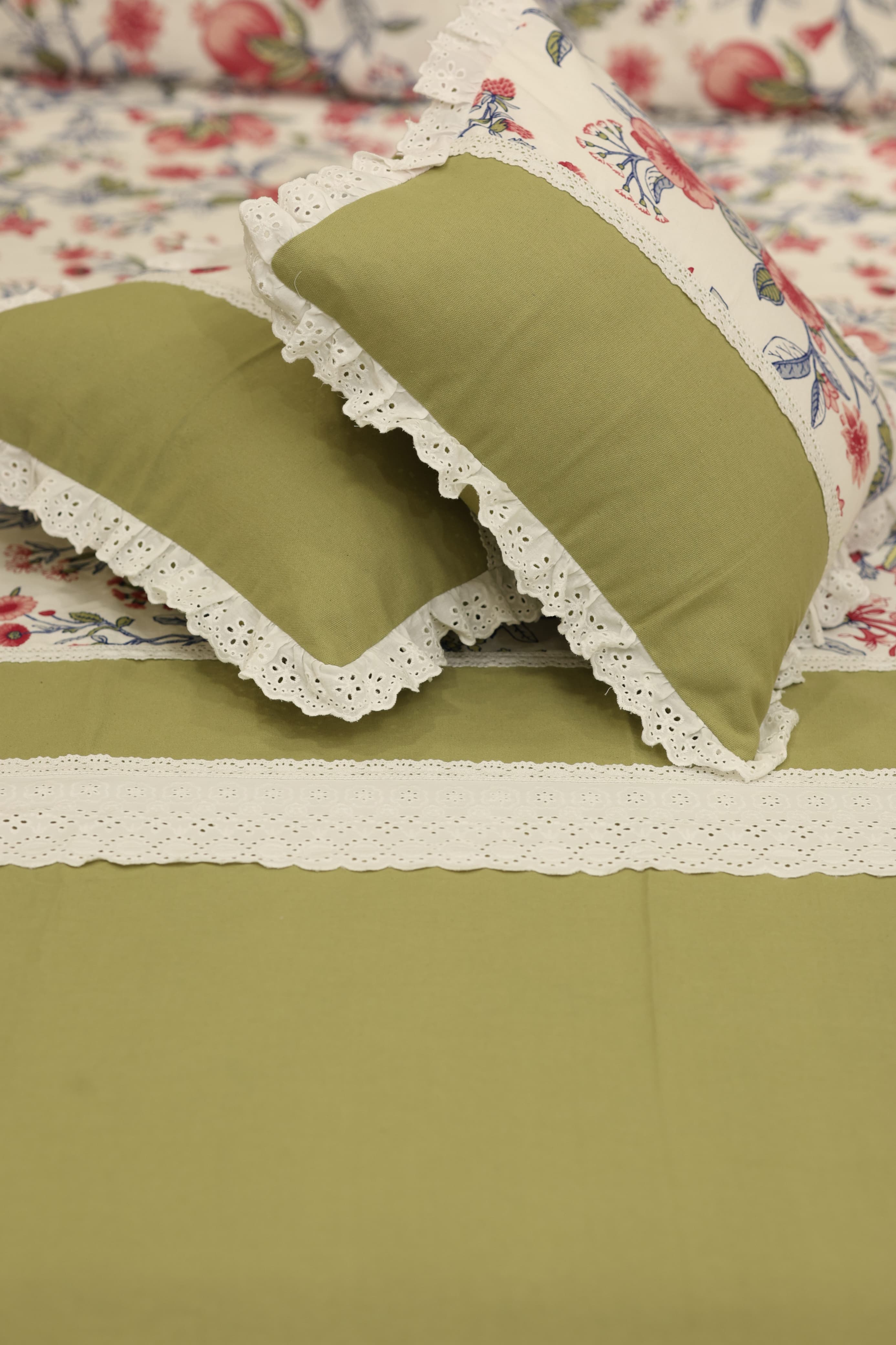 Bedsheets - Premium king floral printed lace bedsheet with cushion covers green bud