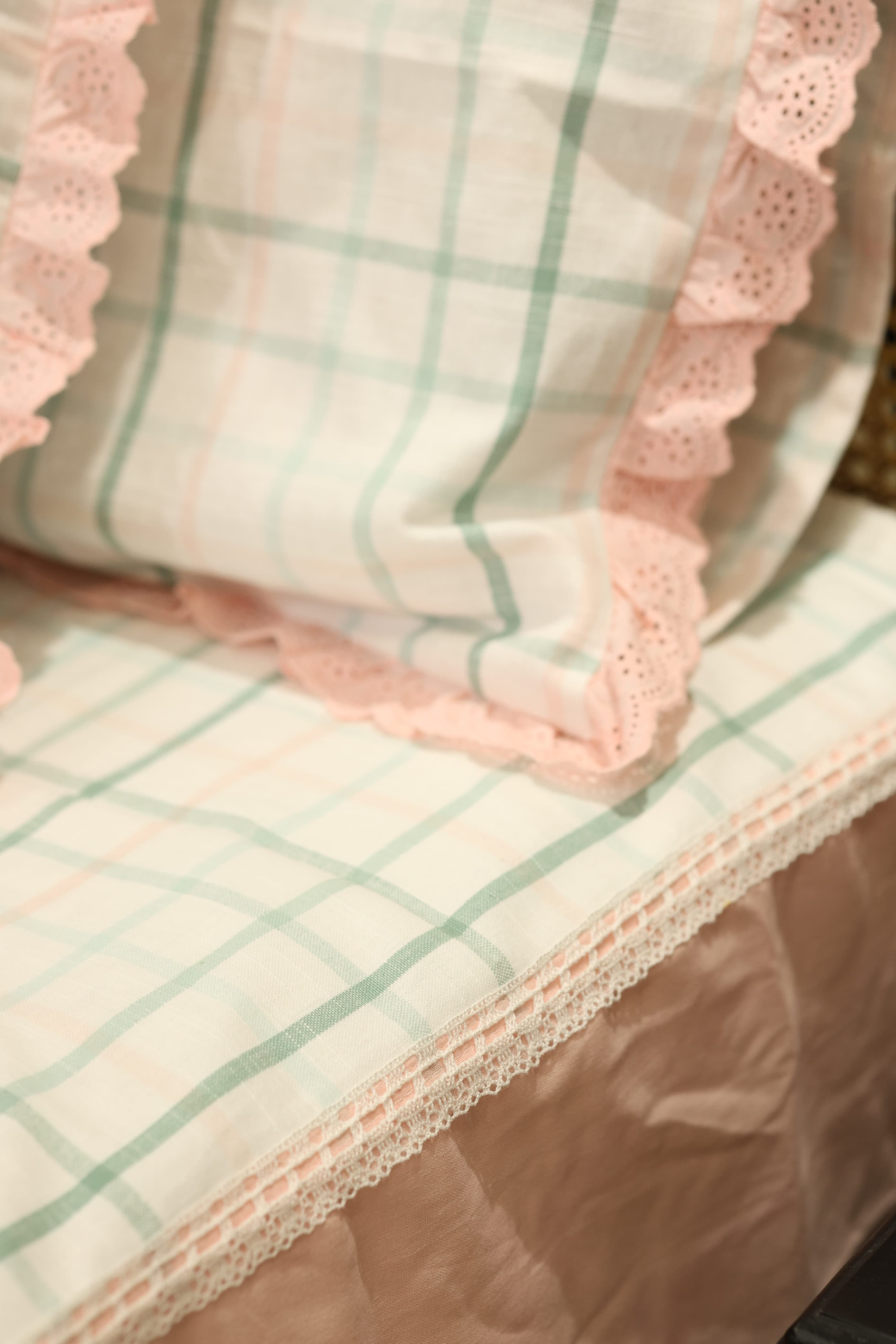 Bedsheets - Premium king floral printed lace bedsheet with cushion covers bud