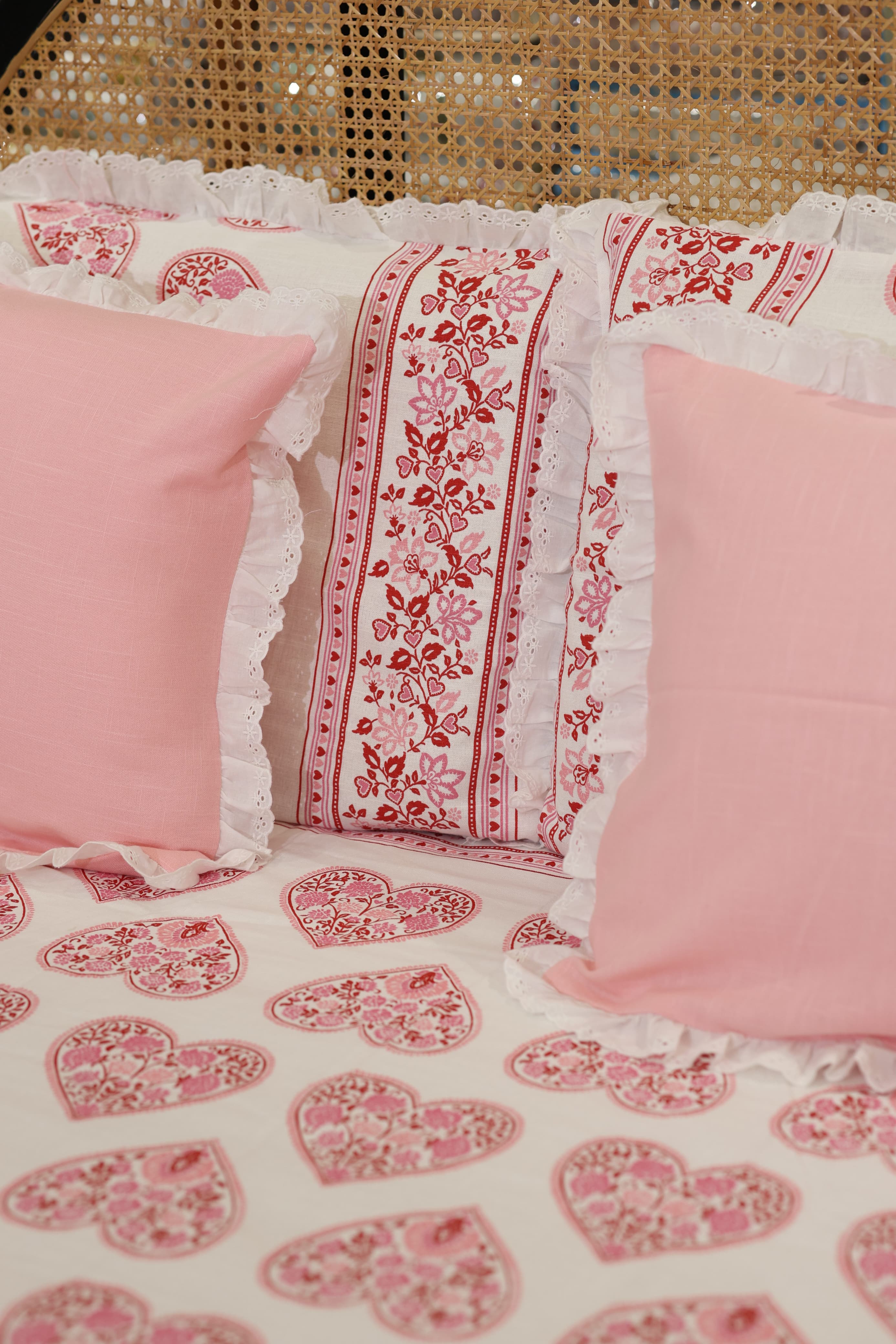 Bedsheets - Premium king floral printed lace bedsheet with cushion covers rose bud