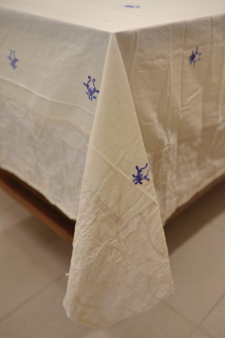 Table cloth - 6 seater( offwhite/cream shade)