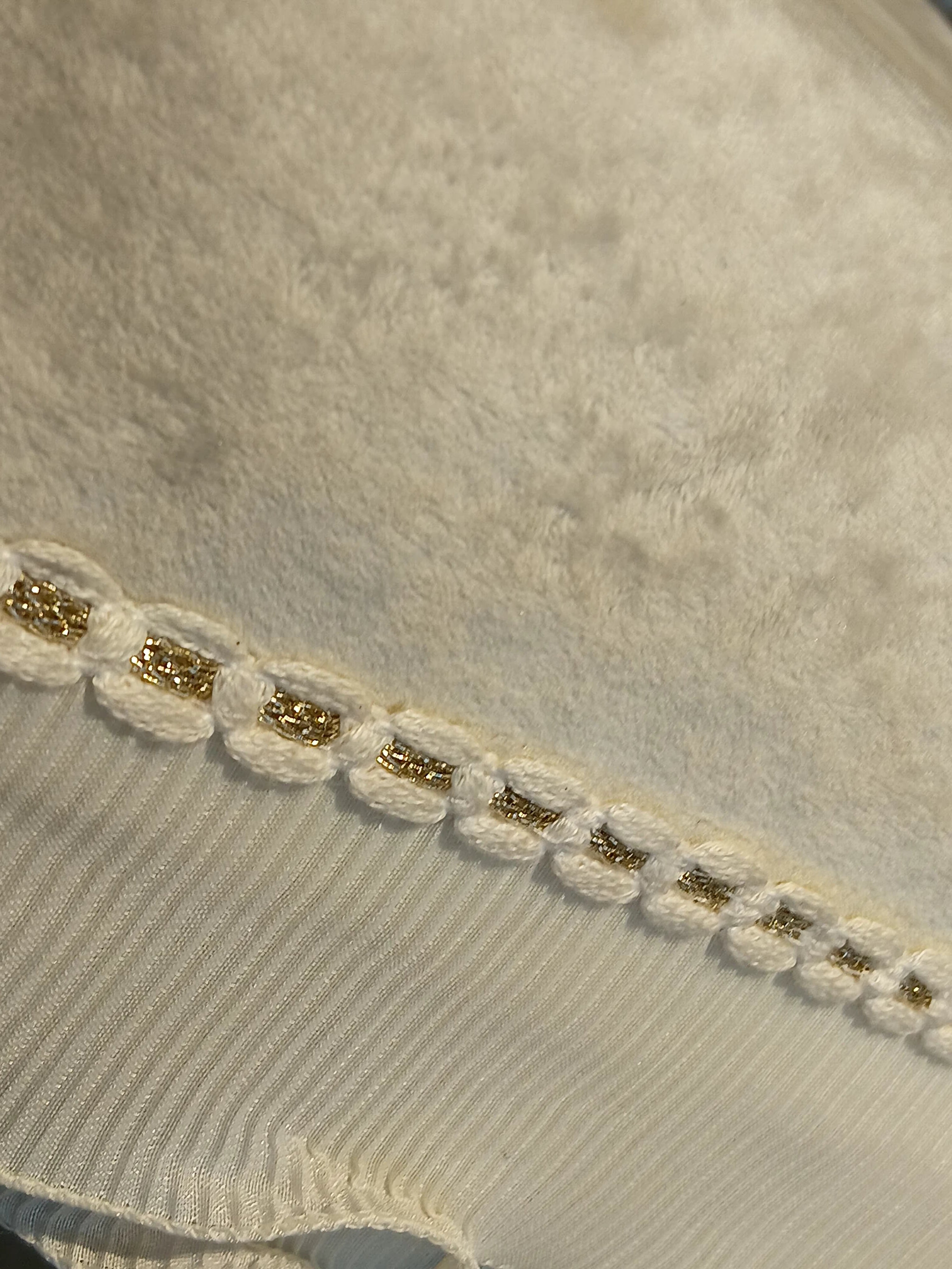 Sofa protector ( meter per) description 𝗔𝗻𝘁𝗶 𝗦𝗸𝗶𝗱 _Ivory