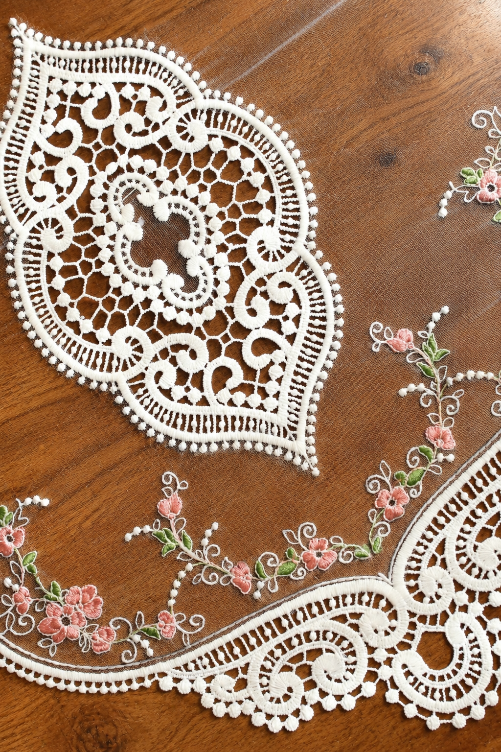 Table Runner - Net embroidery / Table centre