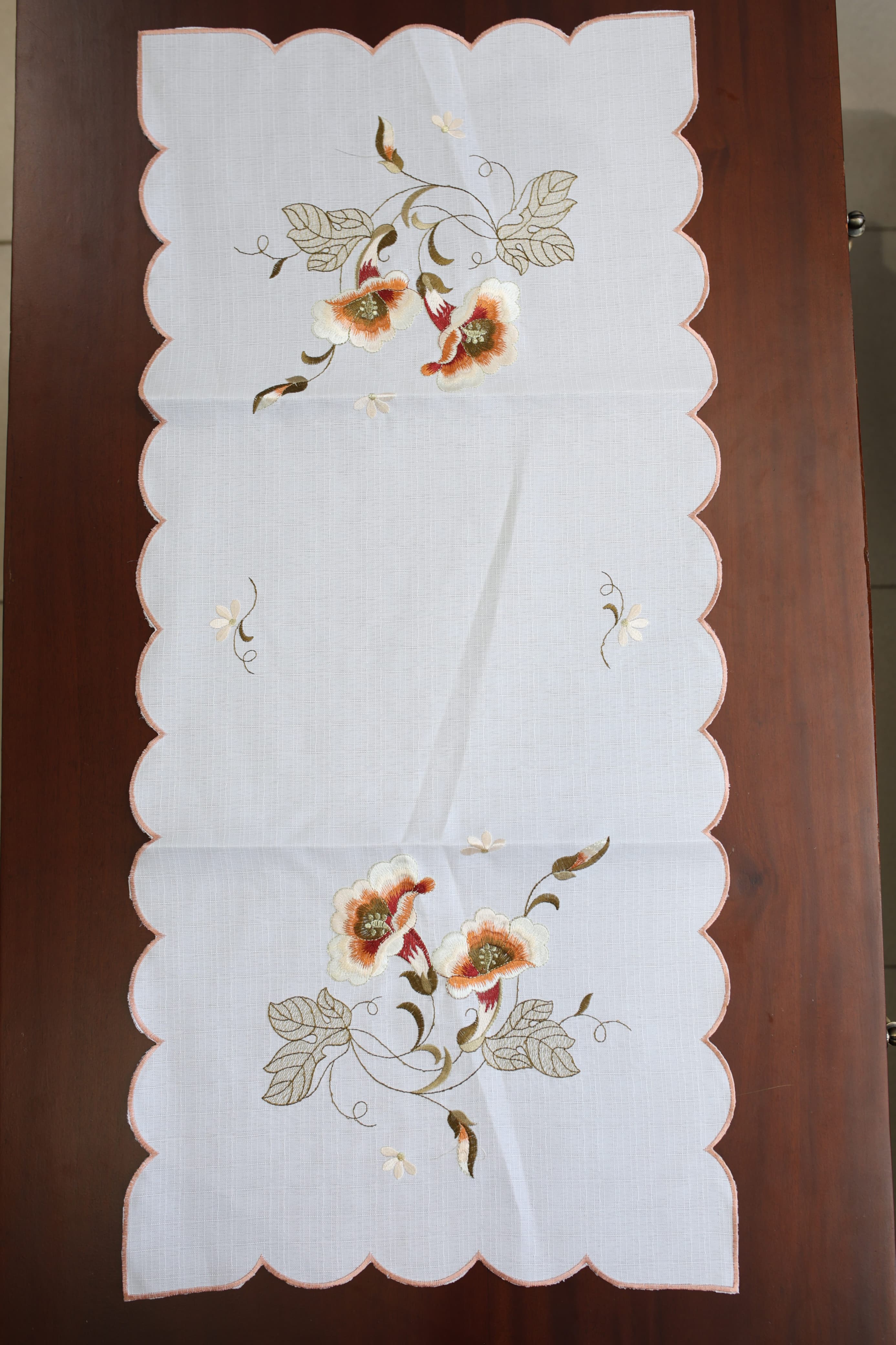 Teapoy Runner - Silky runner / table centre