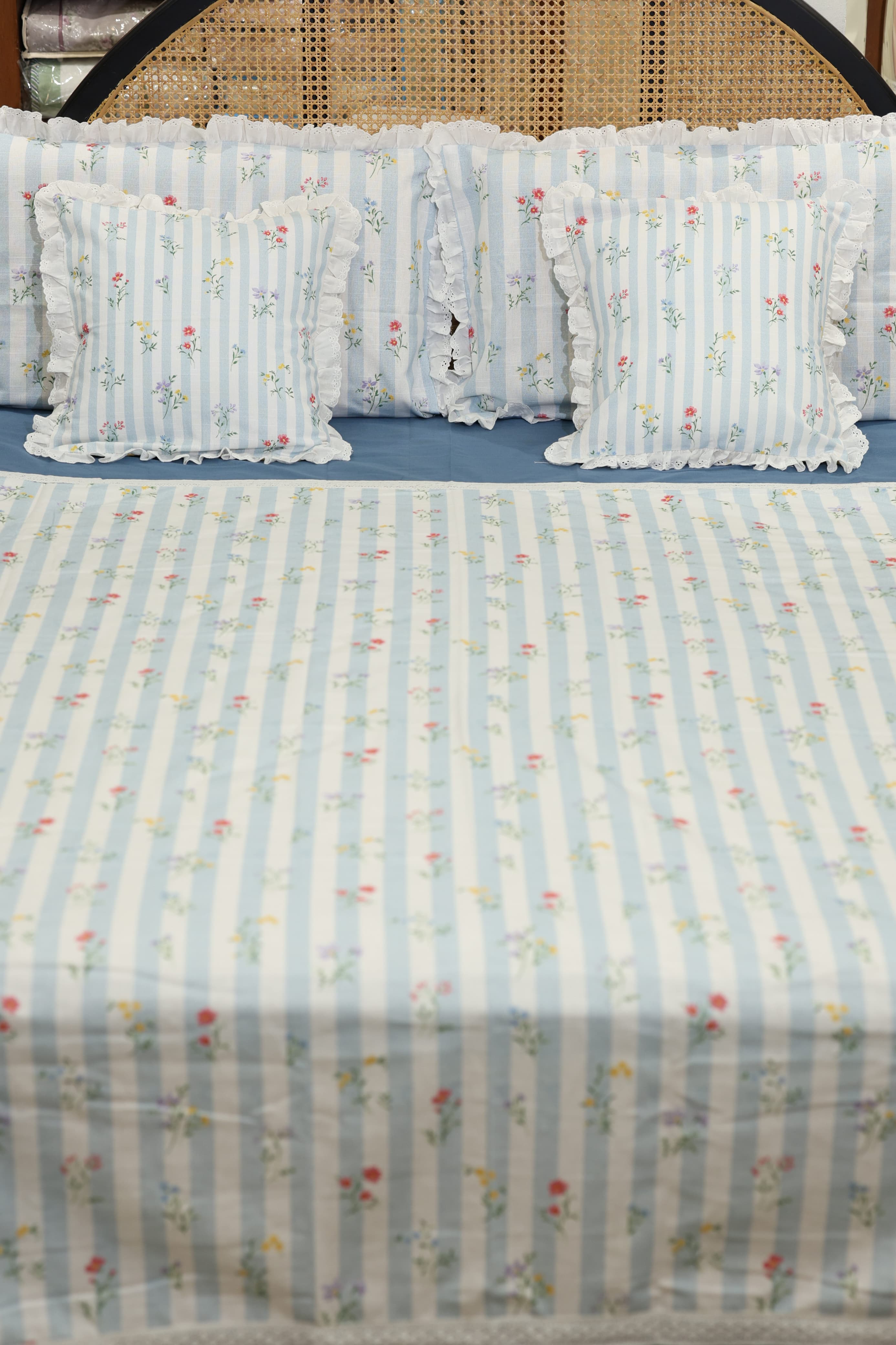 Bedsheets - Premium king floral printed lace bedsheet with cushion covers Blue bud