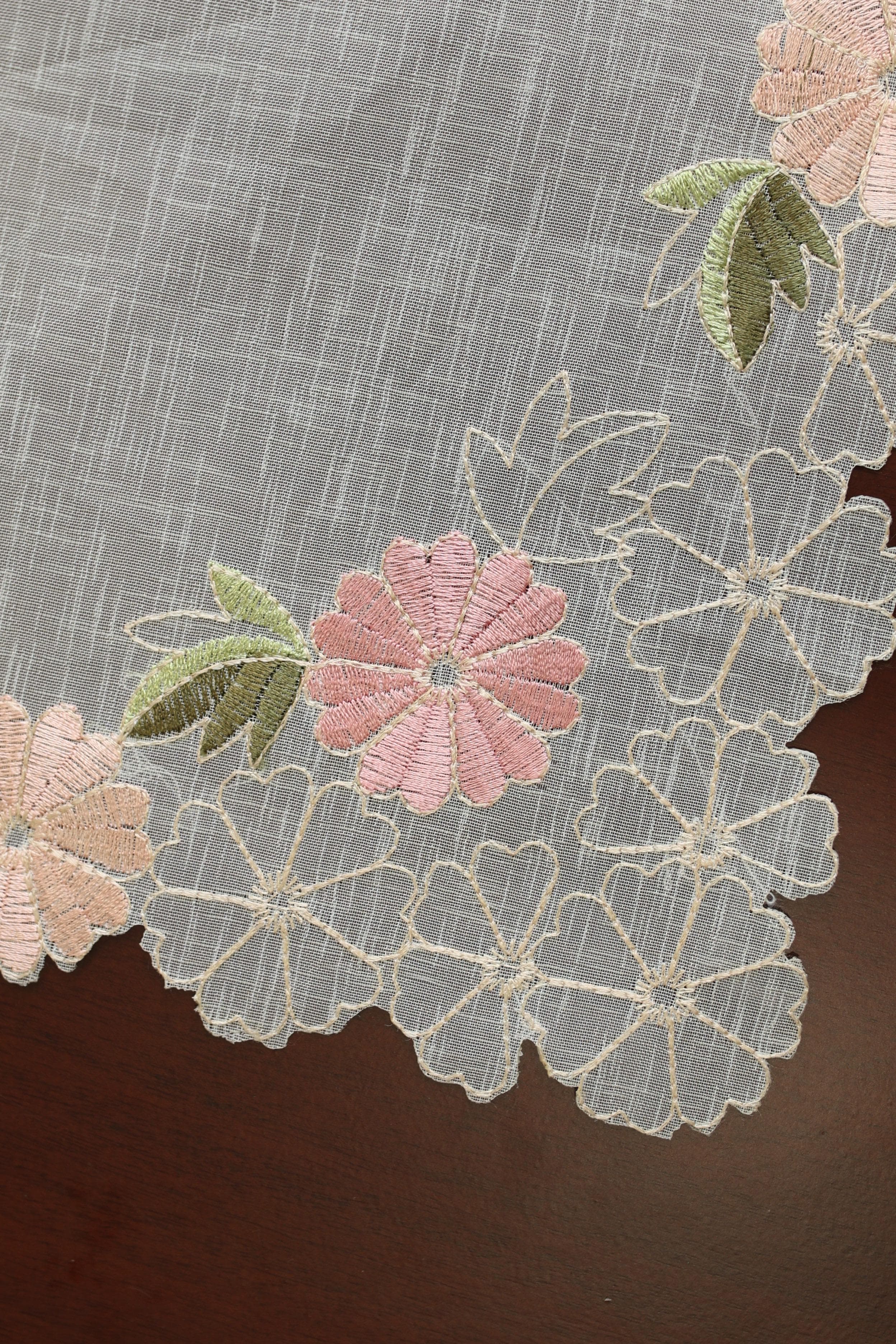 Teapoy Runner - Silky runner / table centre