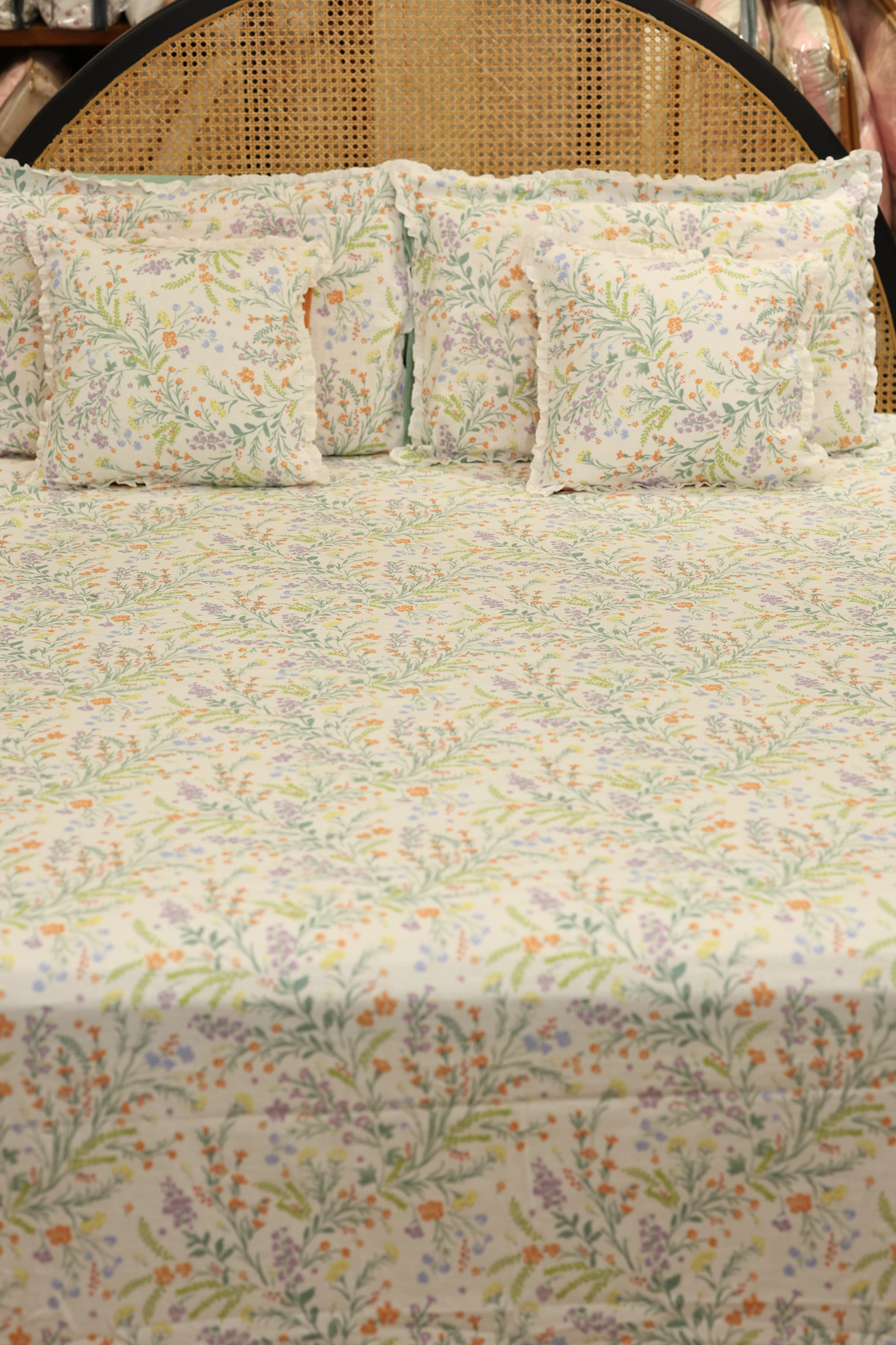 Bedsheets - Premium king floral printed lace bedsheet with cushion covers bud