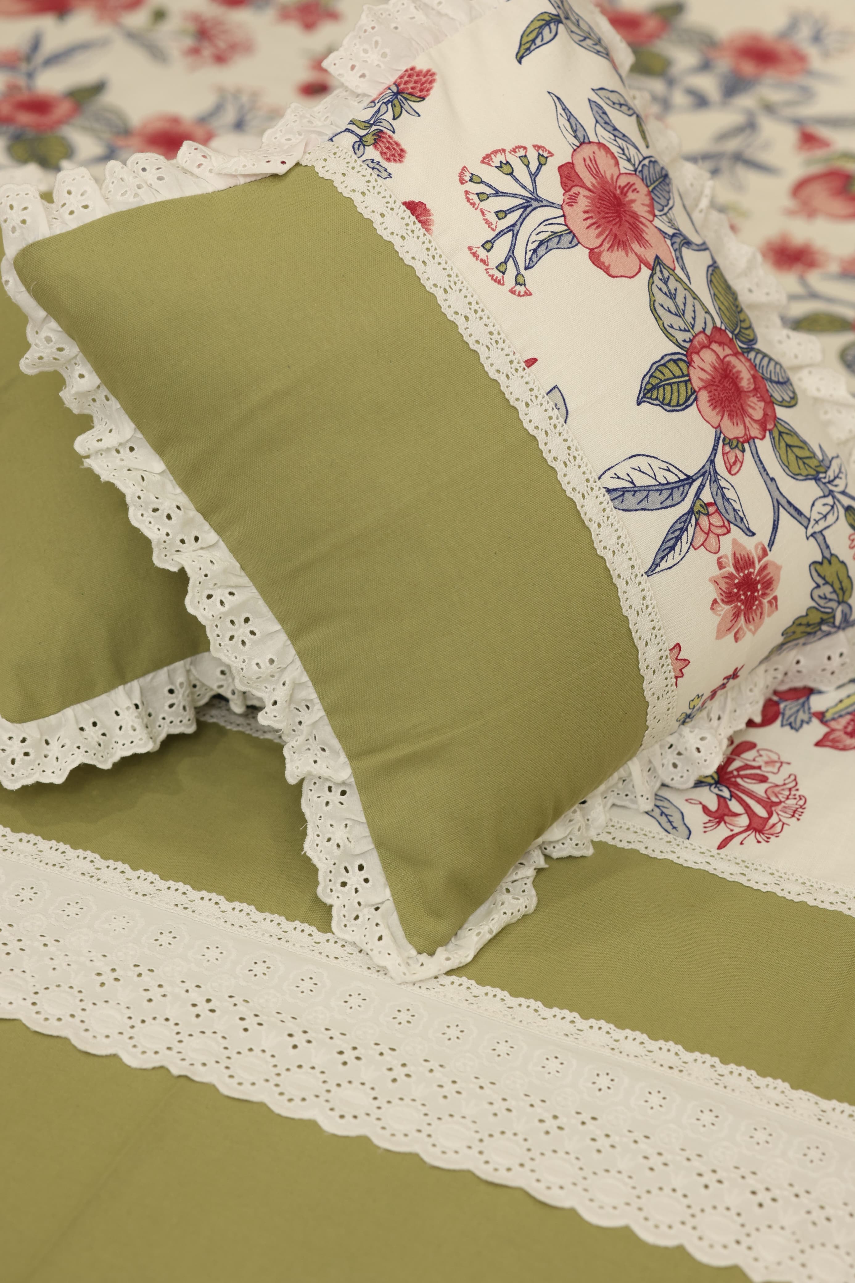 Bedsheets - Premium king floral printed lace bedsheet with cushion covers green bud