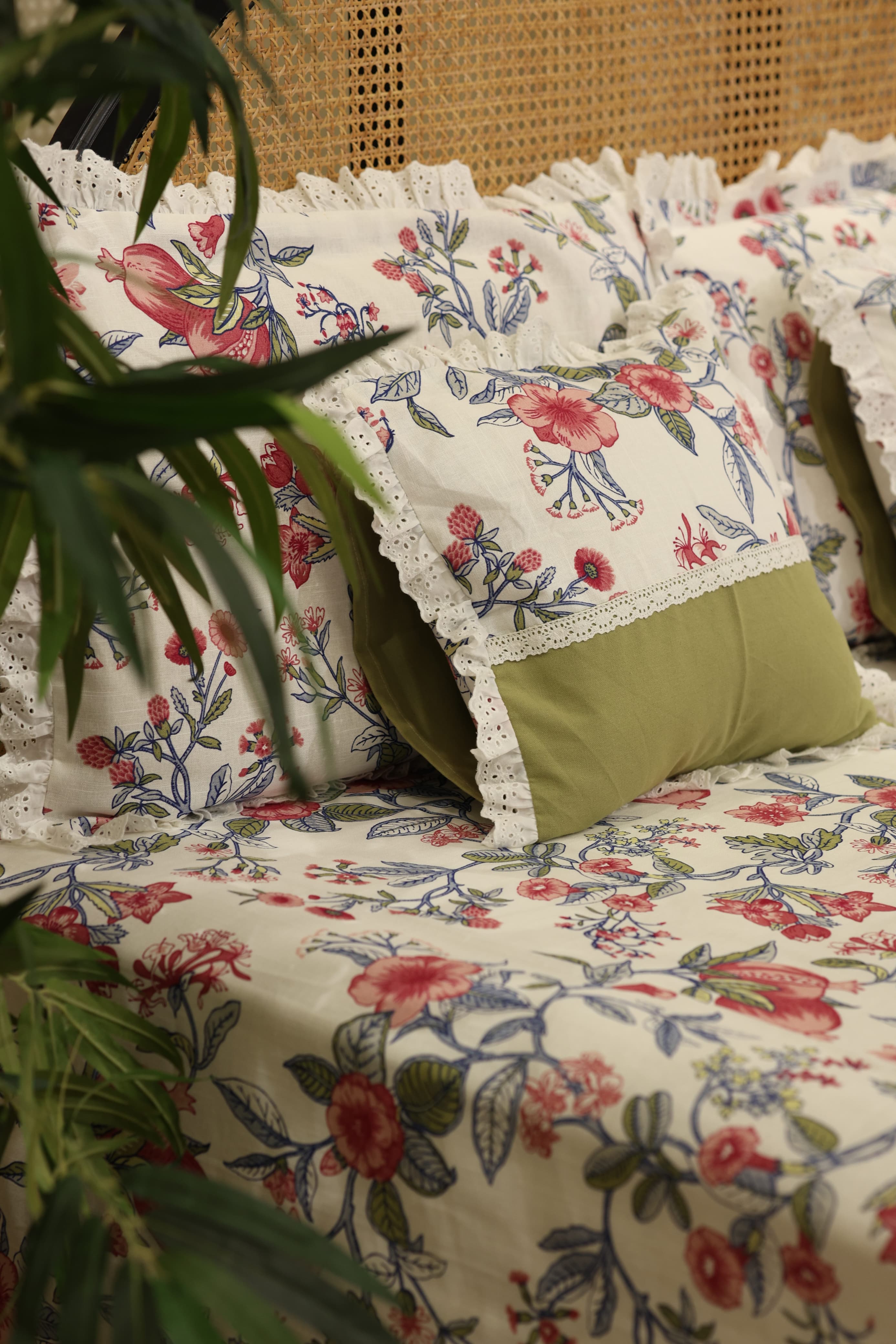 Bedsheets - Premium king floral printed lace bedsheet with cushion covers green bud