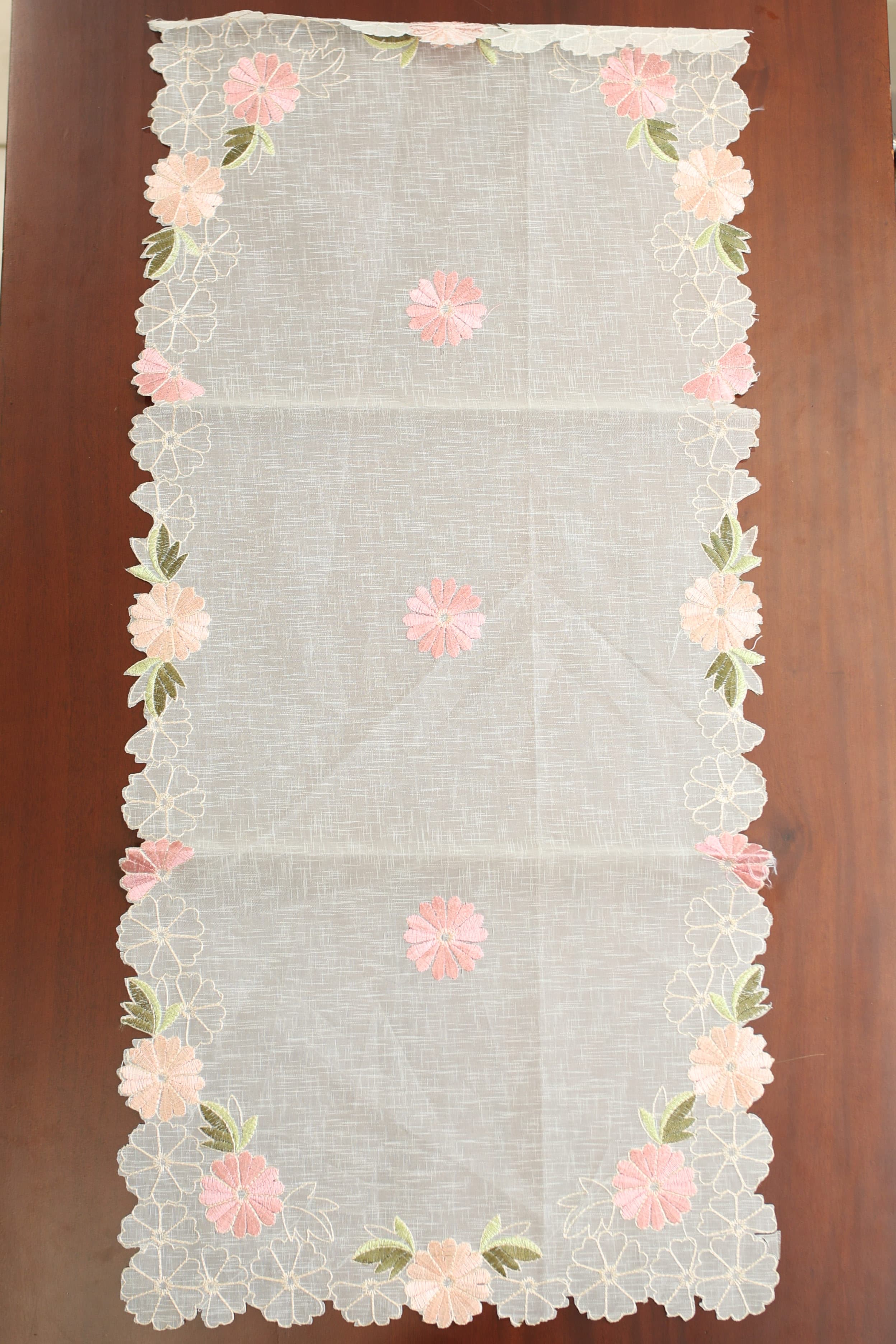 Teapoy Runner - Silky runner / table centre