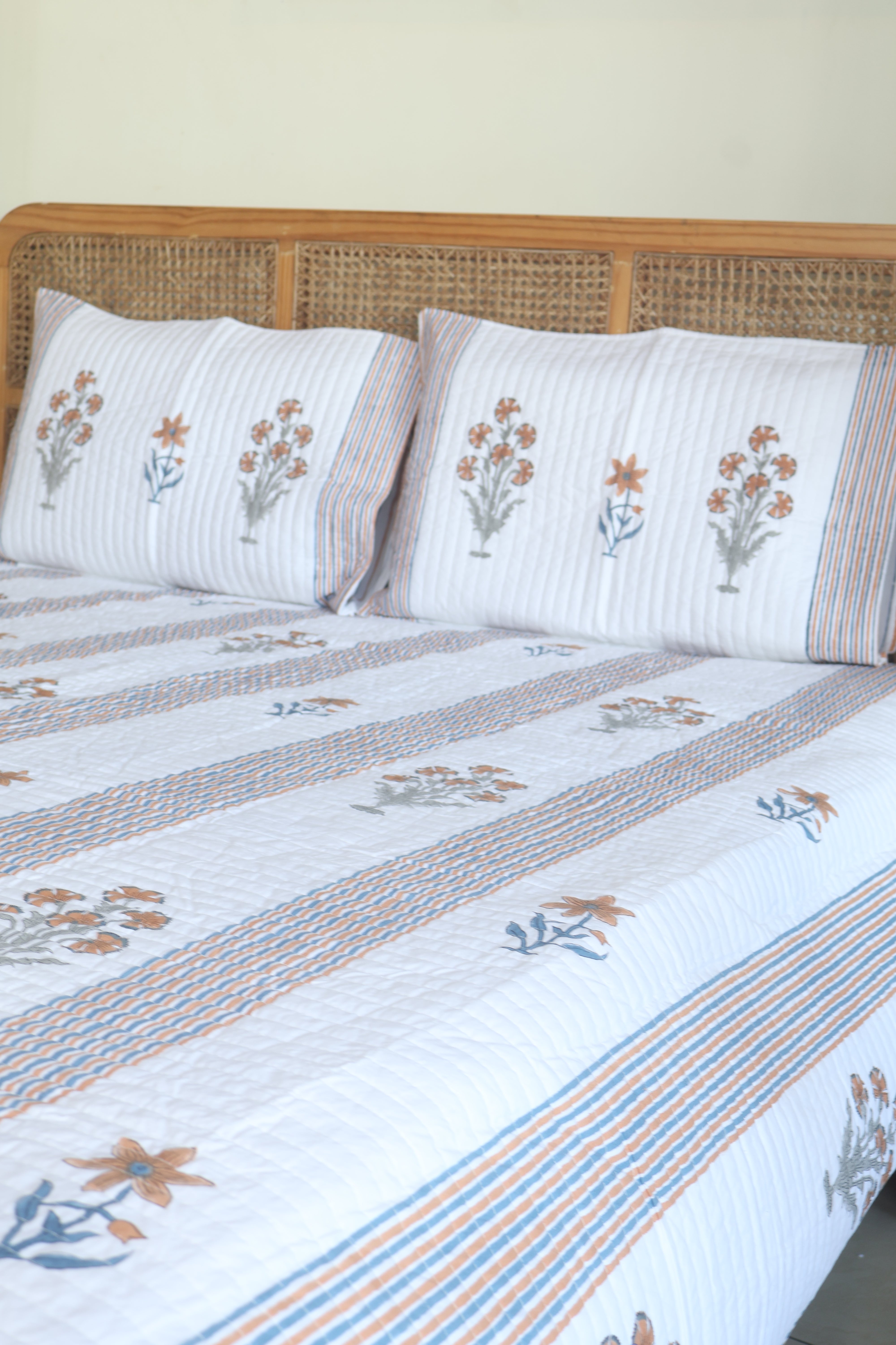 Quilted bedcover: Double (100inch*100inch)