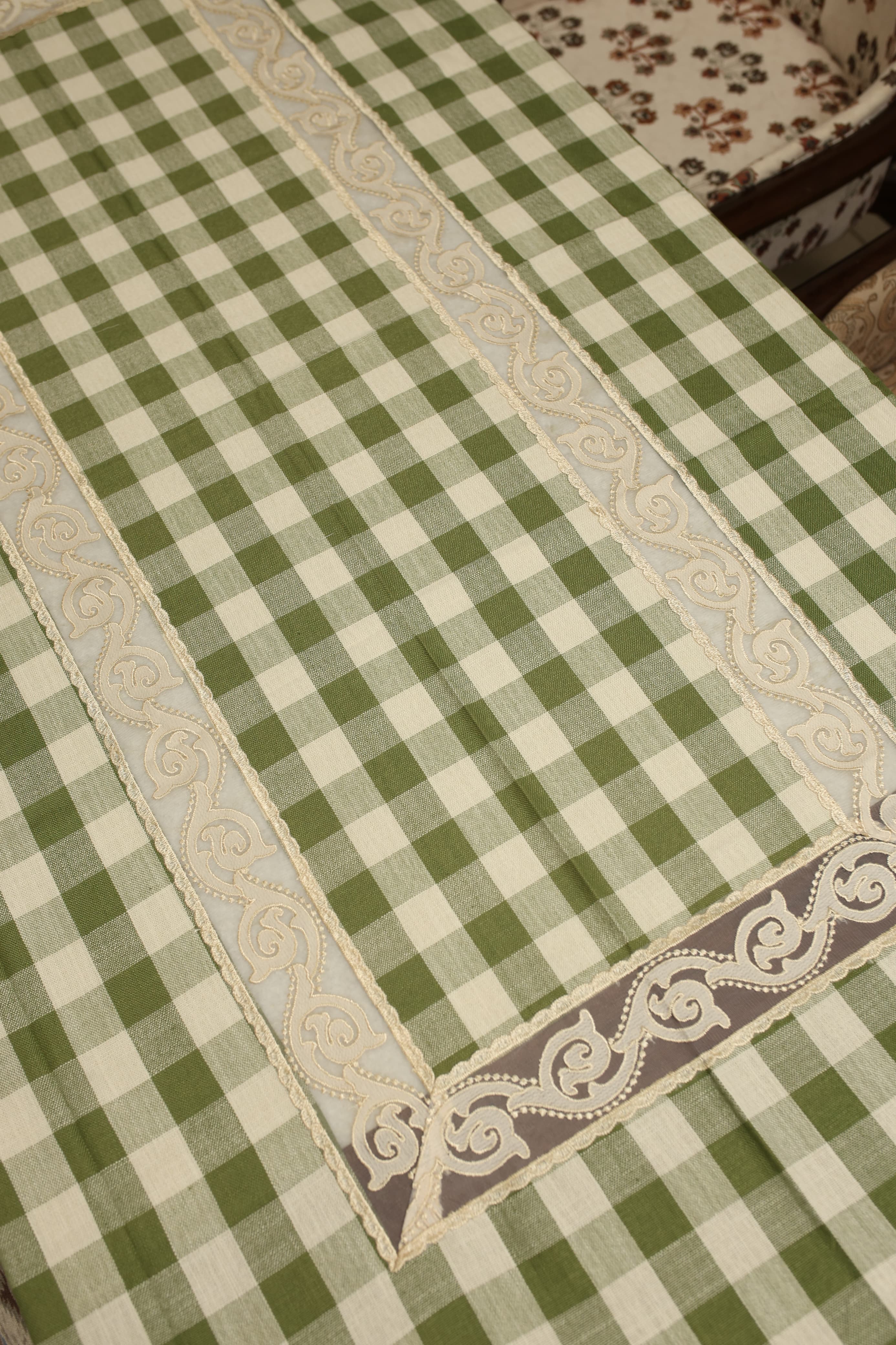 Classic Checkered 6 -Seater Tablecloth with Embroidered Lace Border