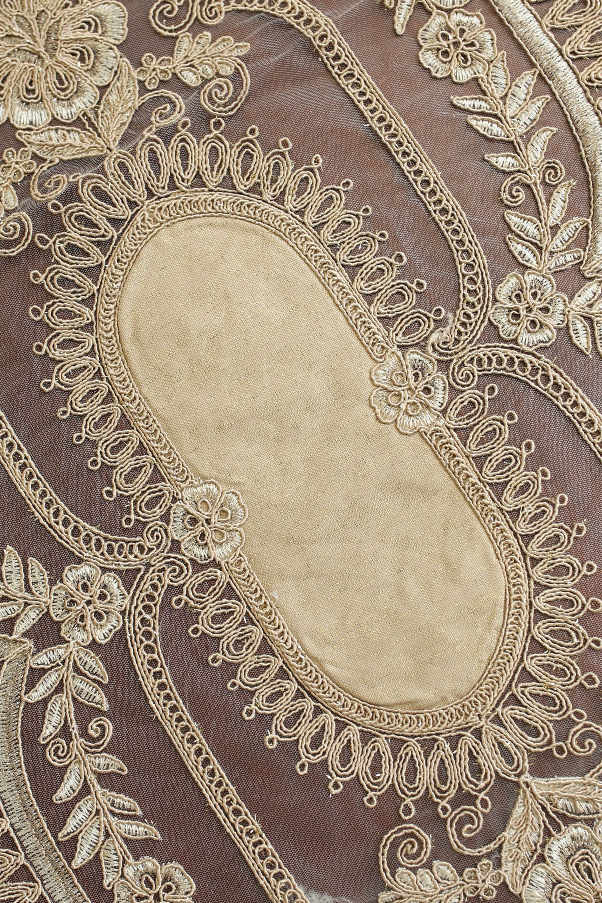 Teapoy Runner - Silky runner / table centre