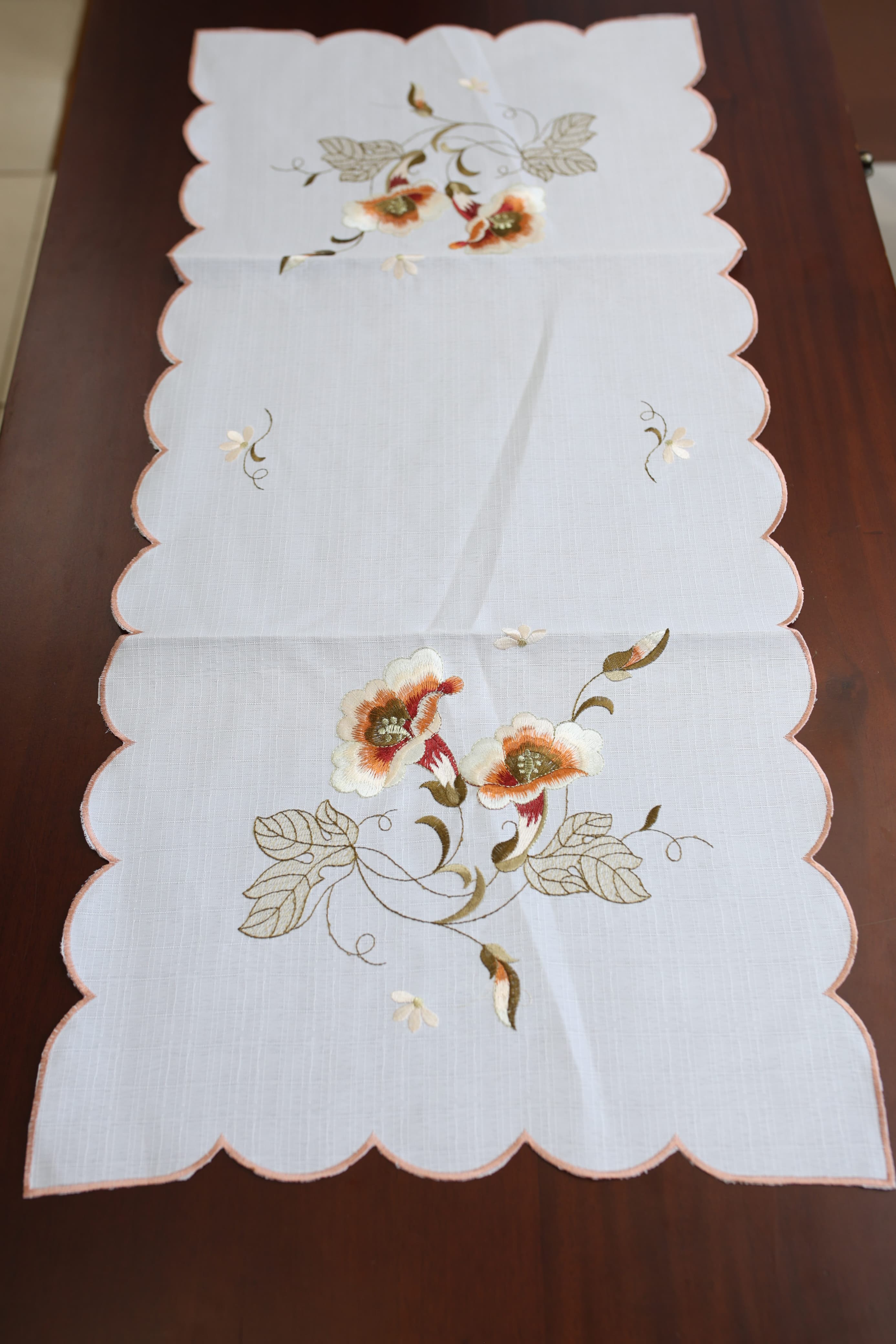 Teapoy Runner - Silky runner / table centre
