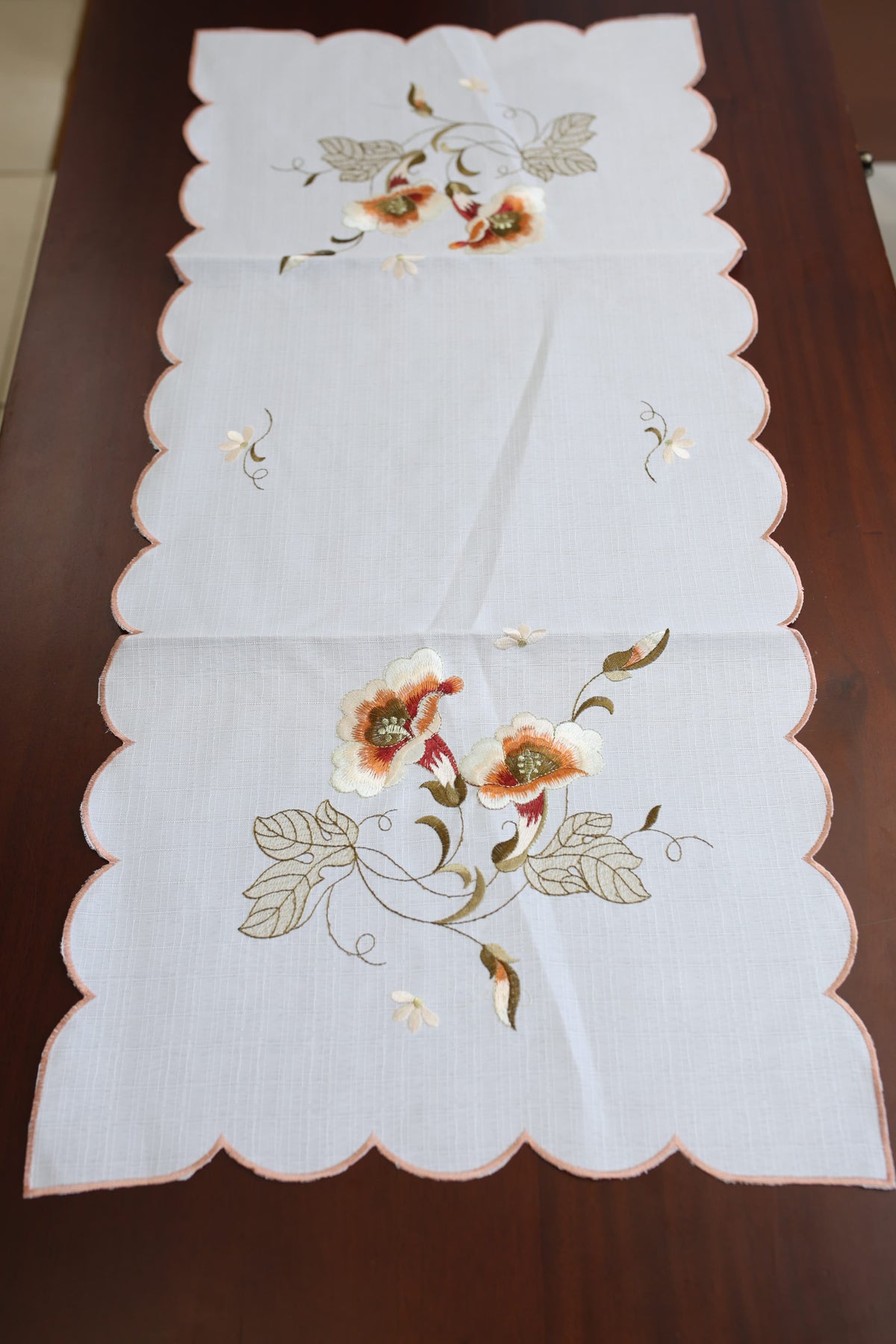 Teapoy Runner - Silky runner / table centre