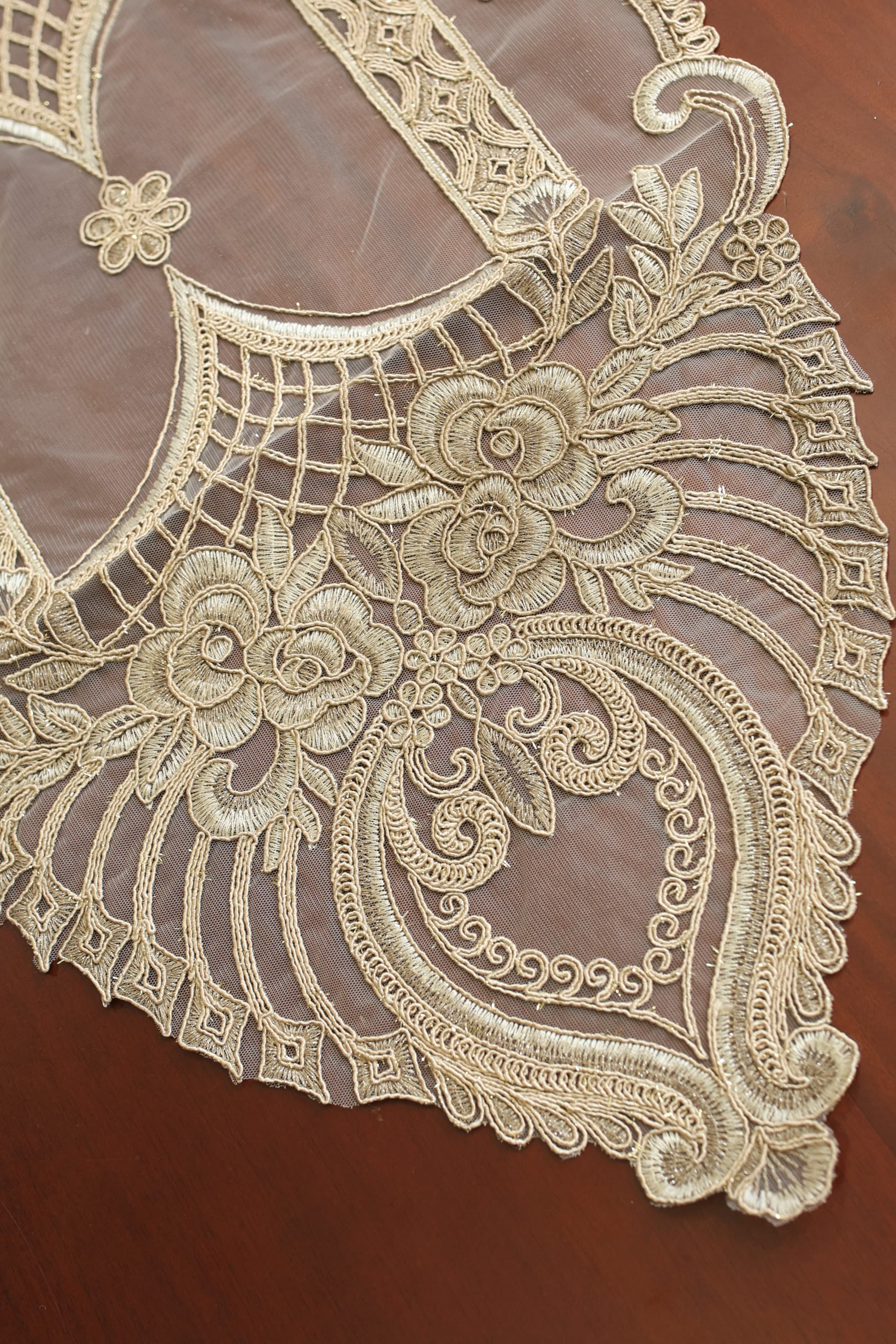 Teapoy Runner - Silky runner / table centre