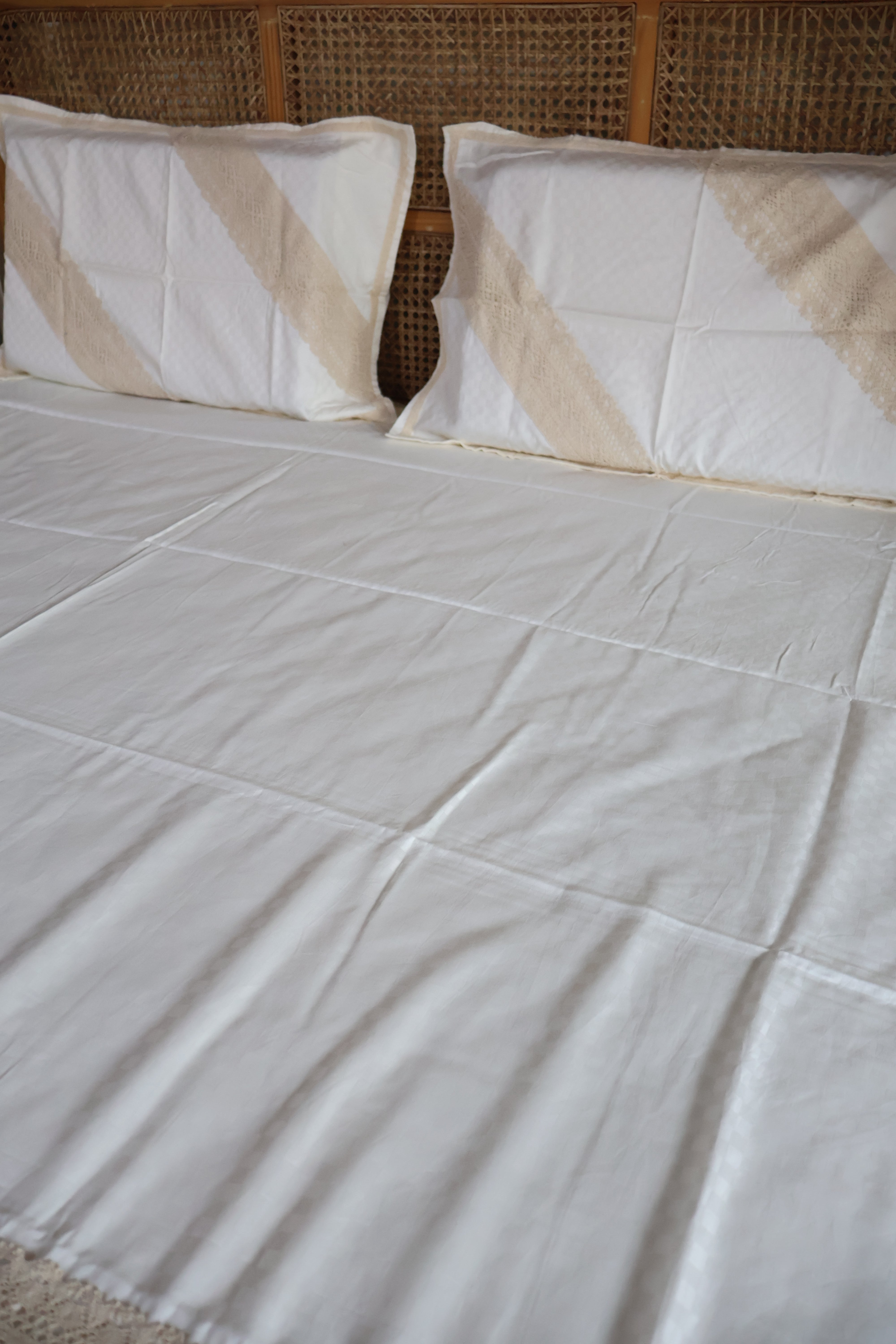 Bedsheets - Premium designer Queen bedsheets dd lace(off-white or ivory)