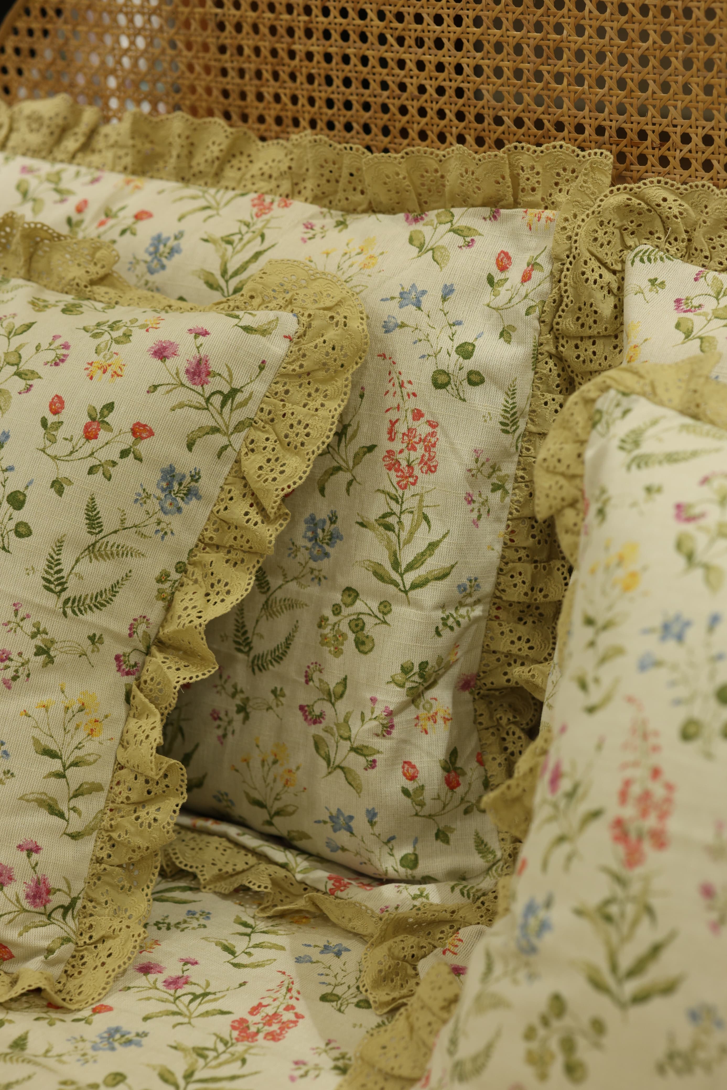 Bedsheets - Premium Queen floral printed lace bedsheet with cushion covers bud