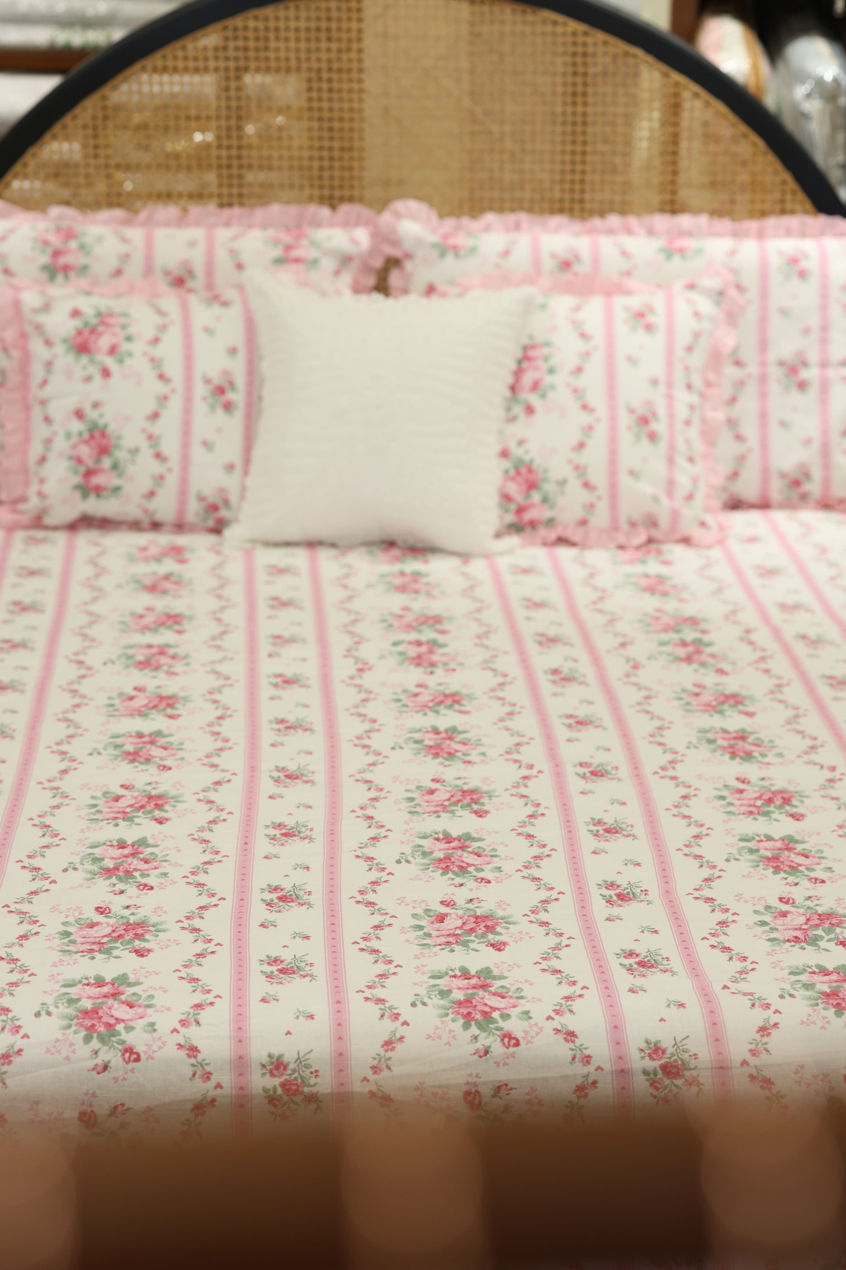 Bedsheets - Premium Queen floral printed lace bedsheet with cushion covers Rosebud