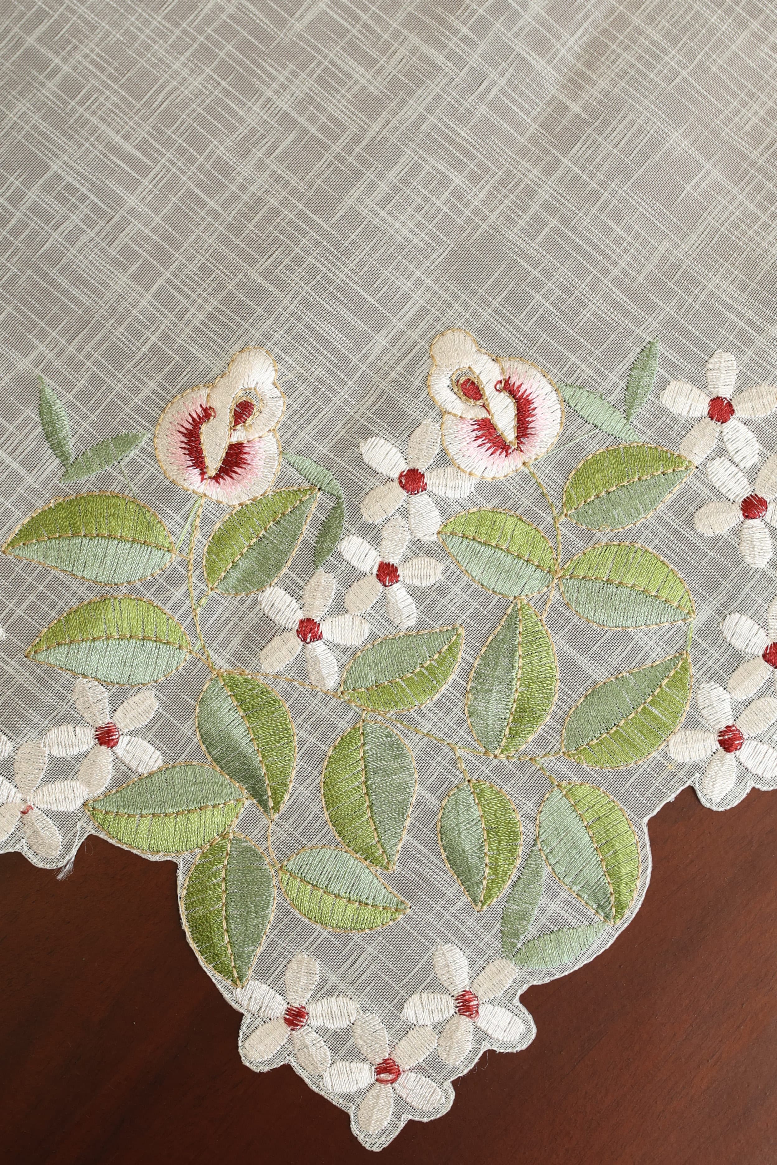 Teapoy Runner - Silky runner / table centre