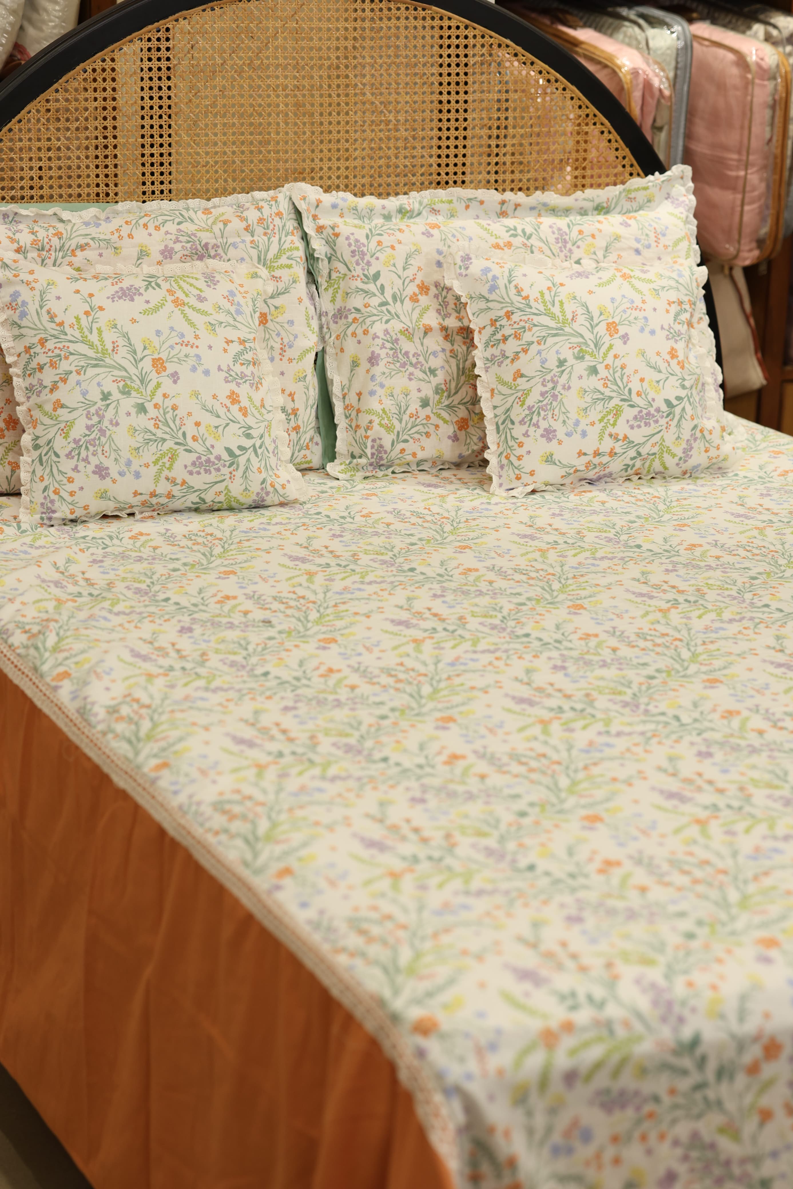 Bedsheets - Premium king floral printed lace bedsheet with cushion covers bud