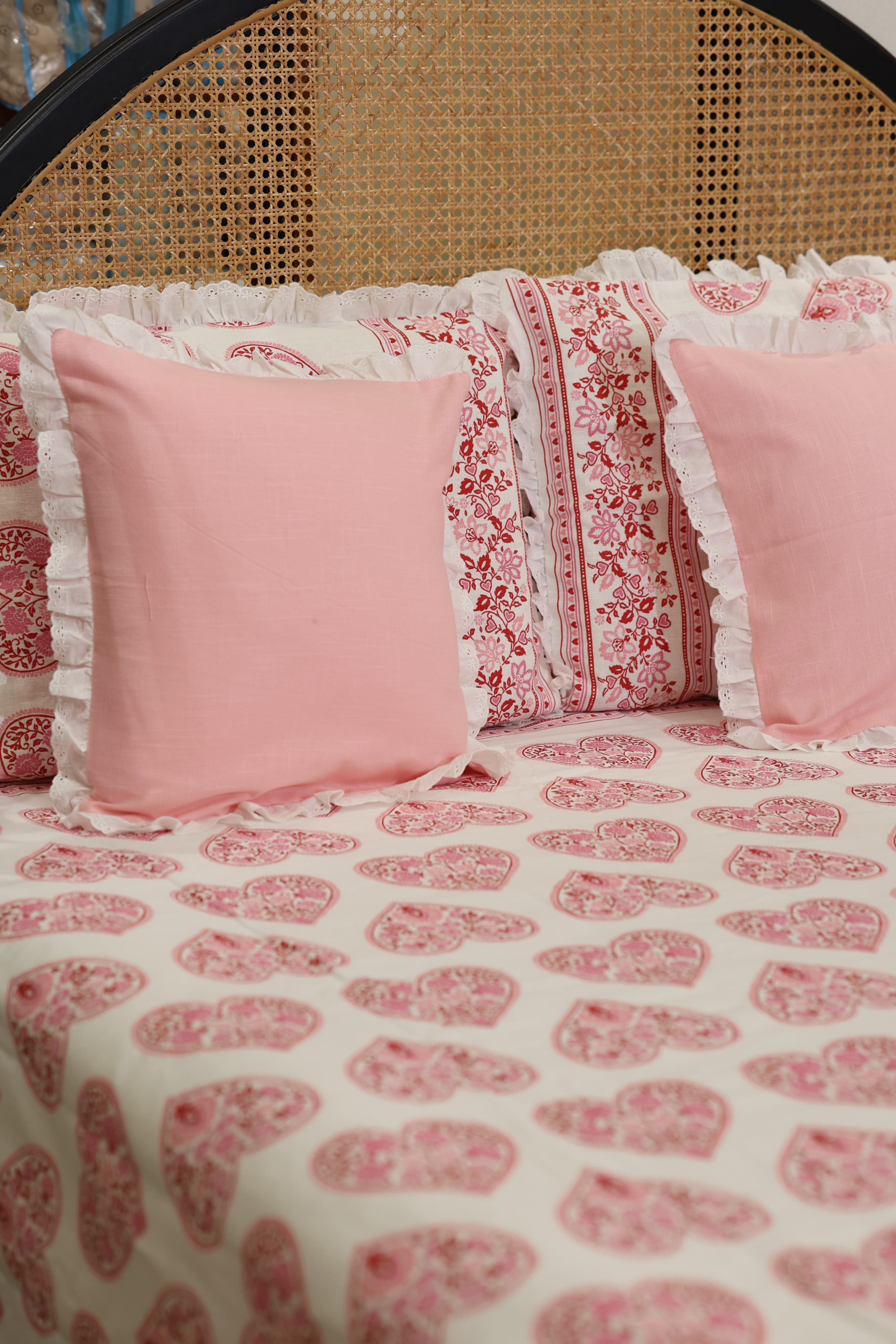 Bedsheets - Premium king floral printed lace bedsheet with cushion covers rose bud