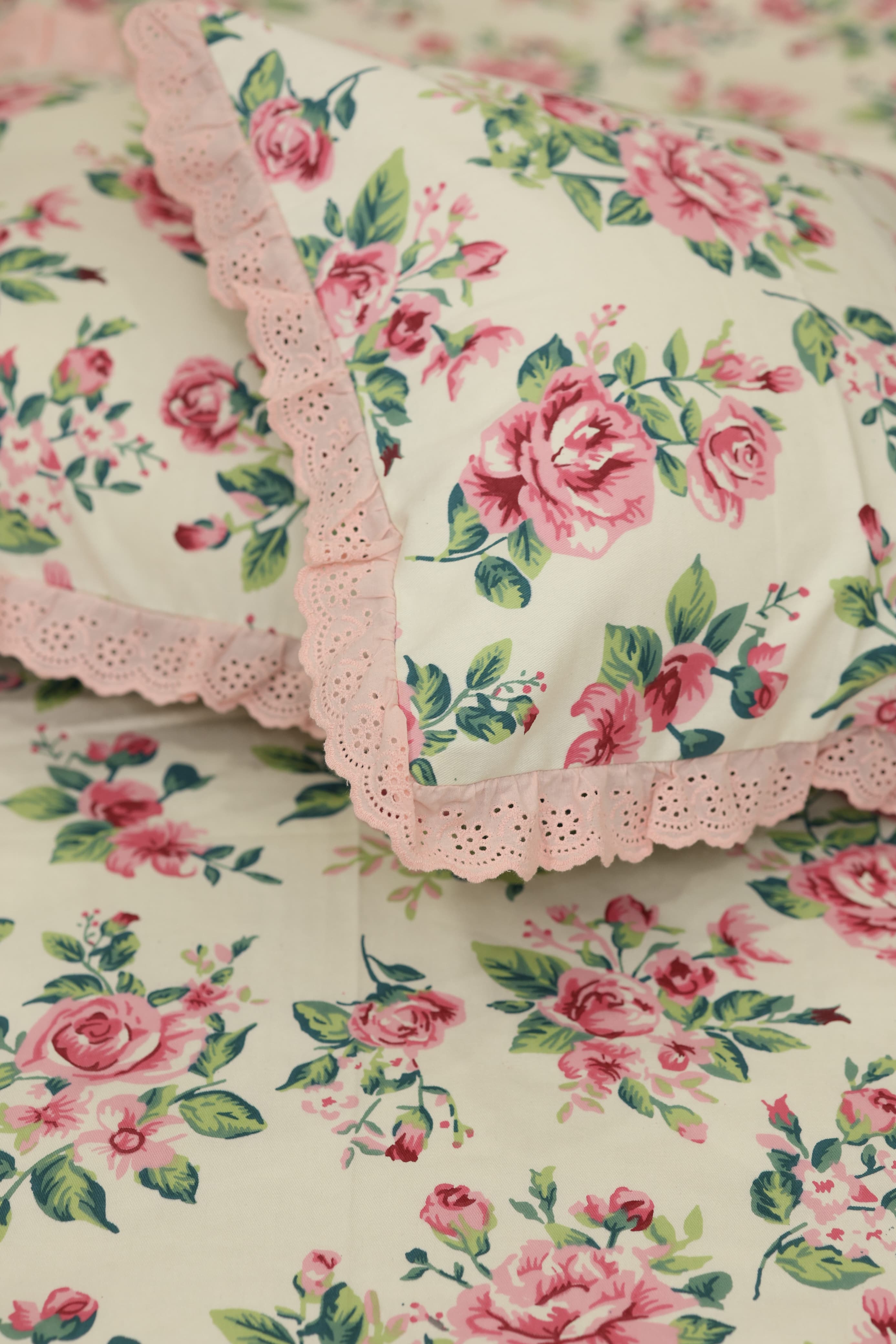 Bedsheets - Premium king floral printed lace bedsheet with cushion covers rose bud