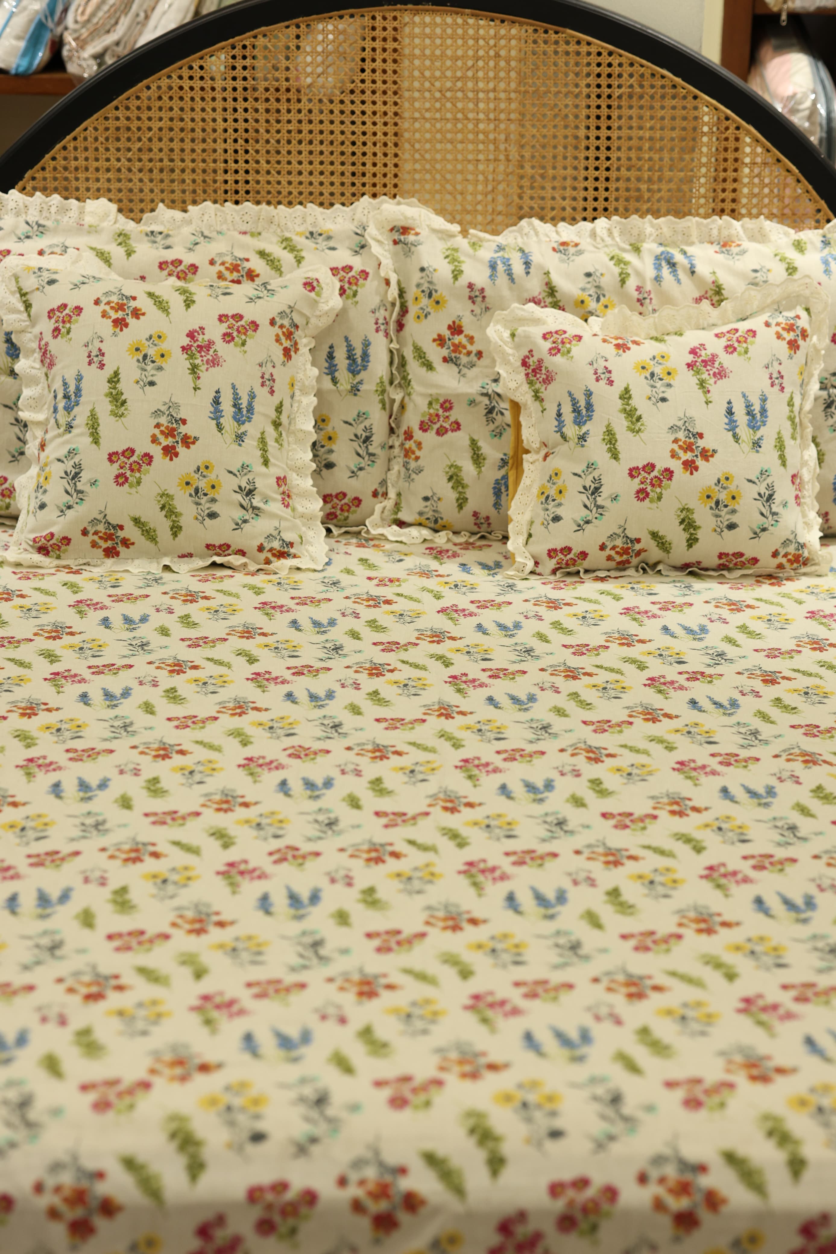 Bedsheets - Premium King floral printed lace bedsheet with cushion covers bud