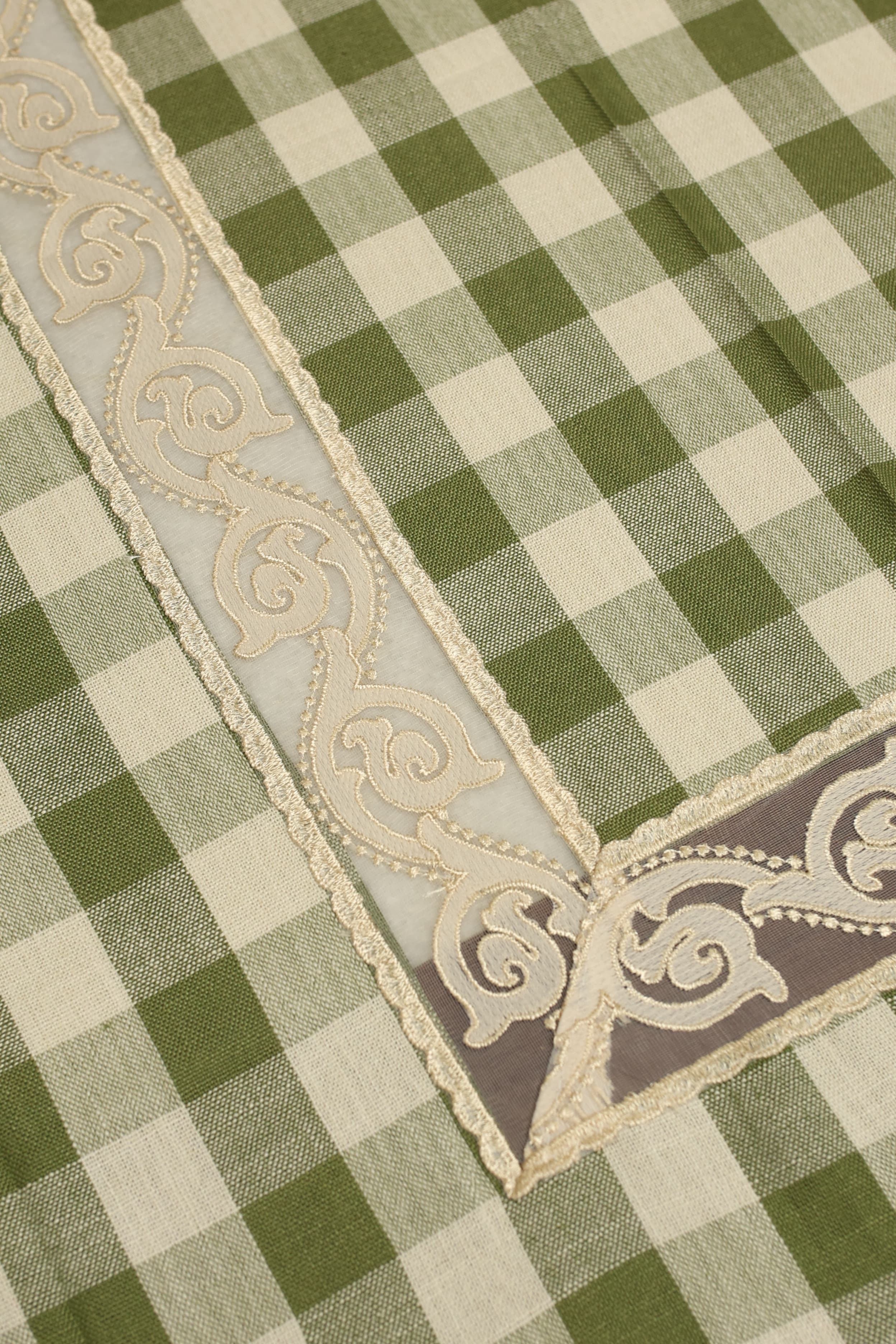 Classic Checkered 6 -Seater Tablecloth with Embroidered Lace Border
