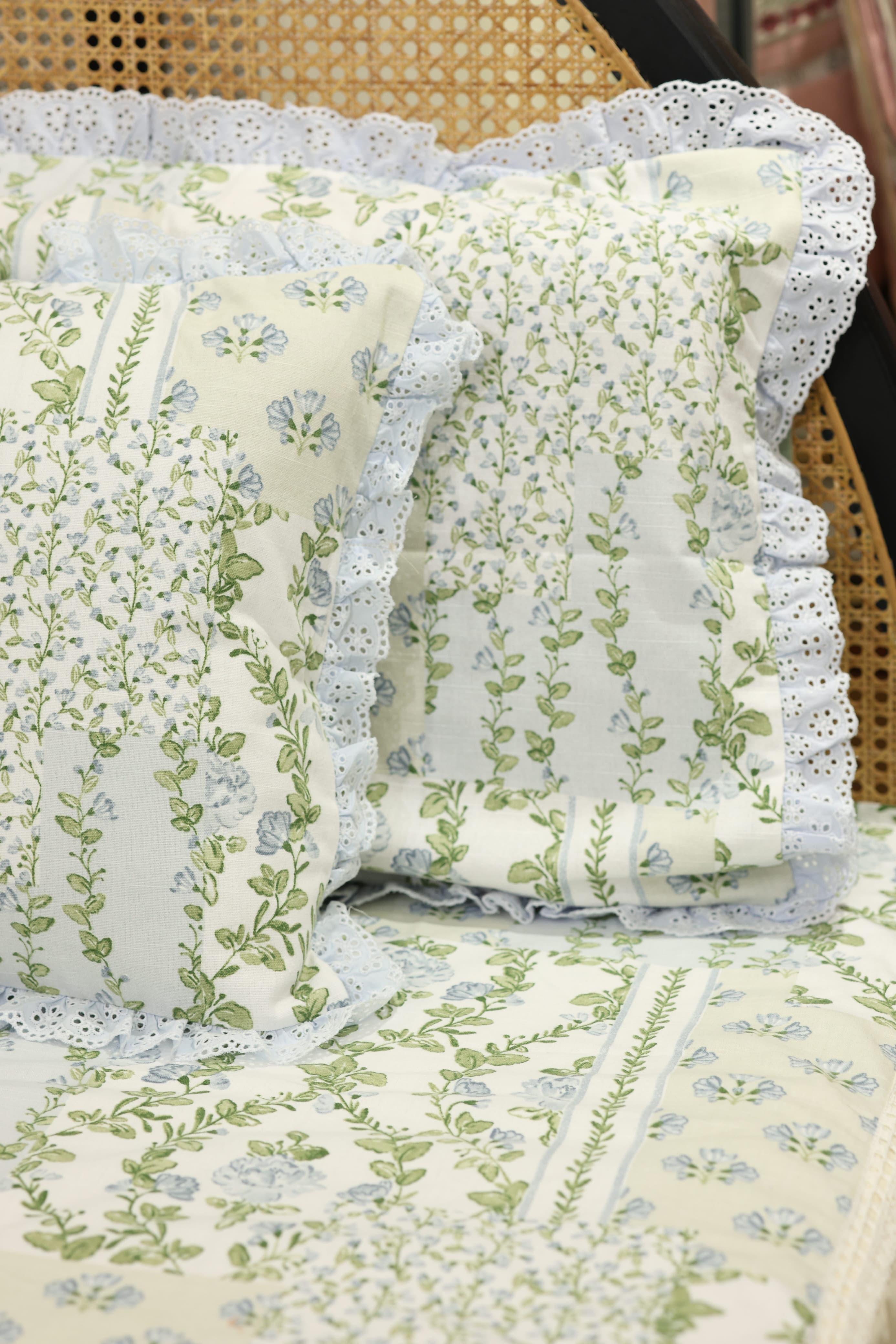 Bedsheets - Premium Queen floral printed lace bedsheet with cushion covers bud