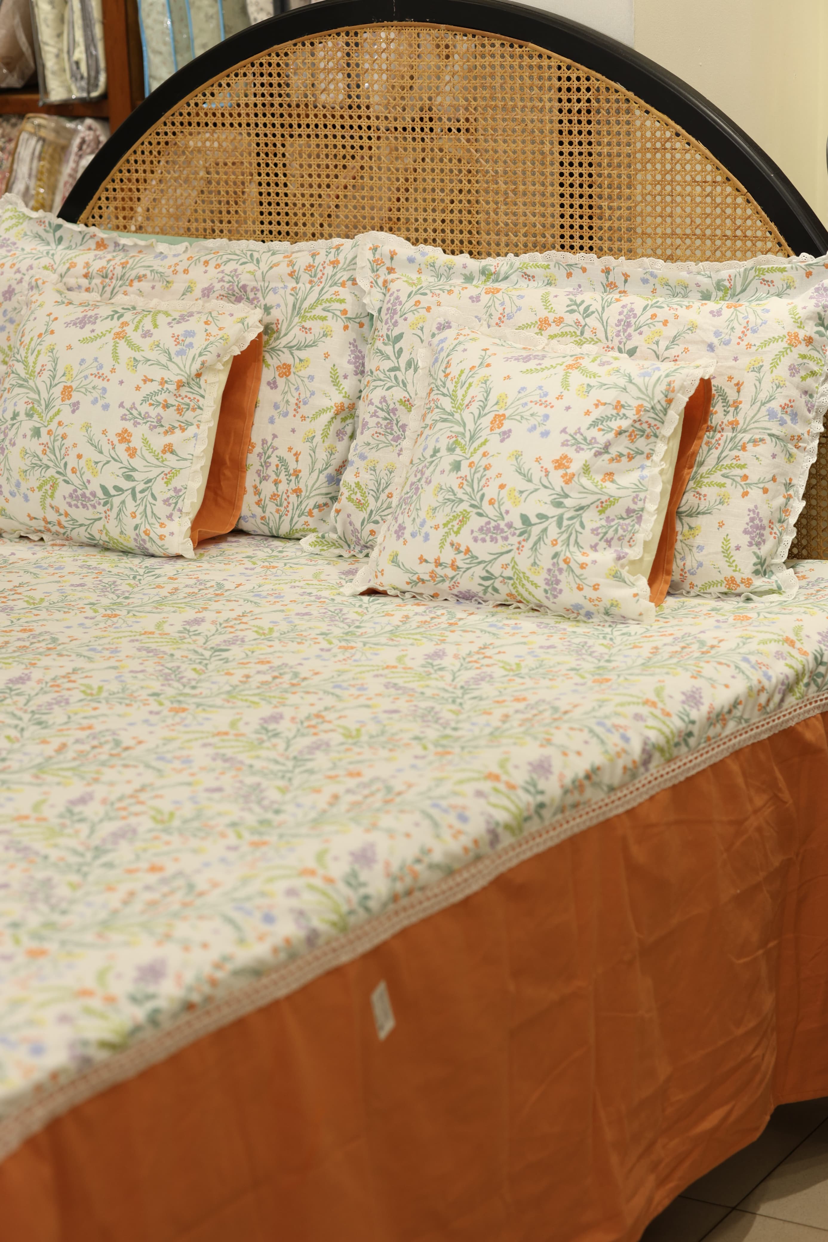 Bedsheets - Premium king floral printed lace bedsheet with cushion covers bud