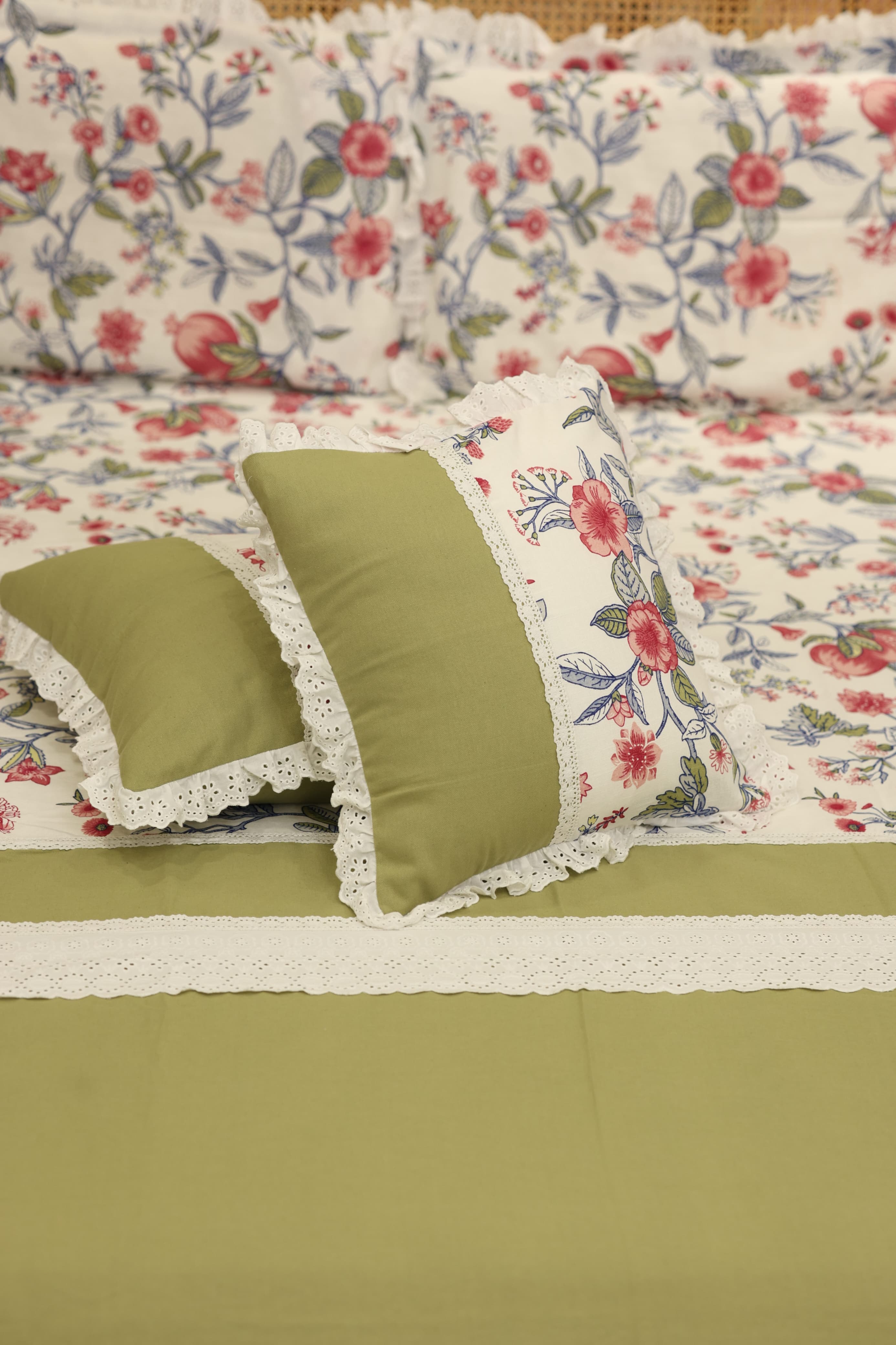Bedsheets - Premium king floral printed lace bedsheet with cushion covers green bud