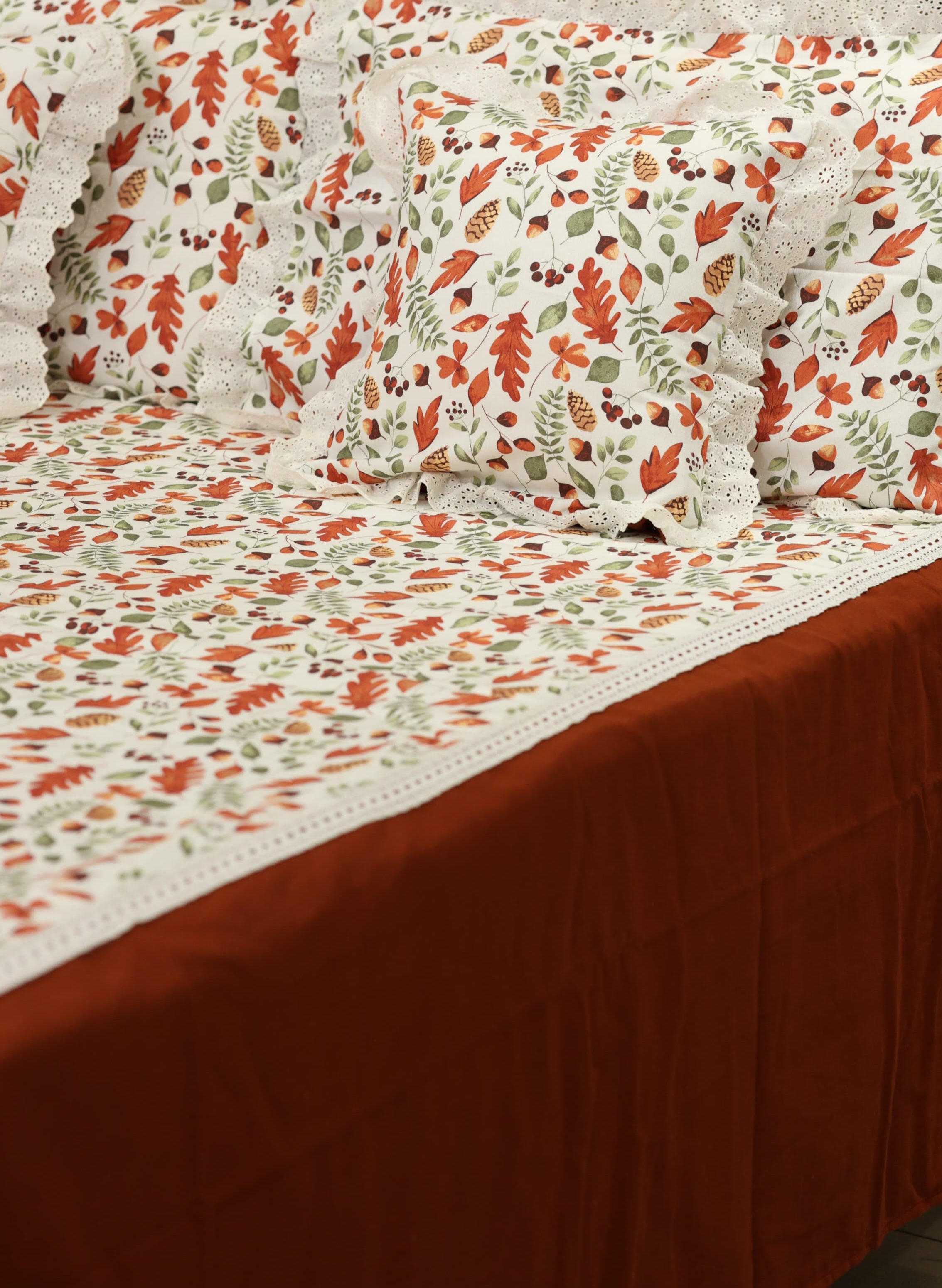 Bedsheets - Premium king floral printed lace bedsheet with cushion covers rose bud