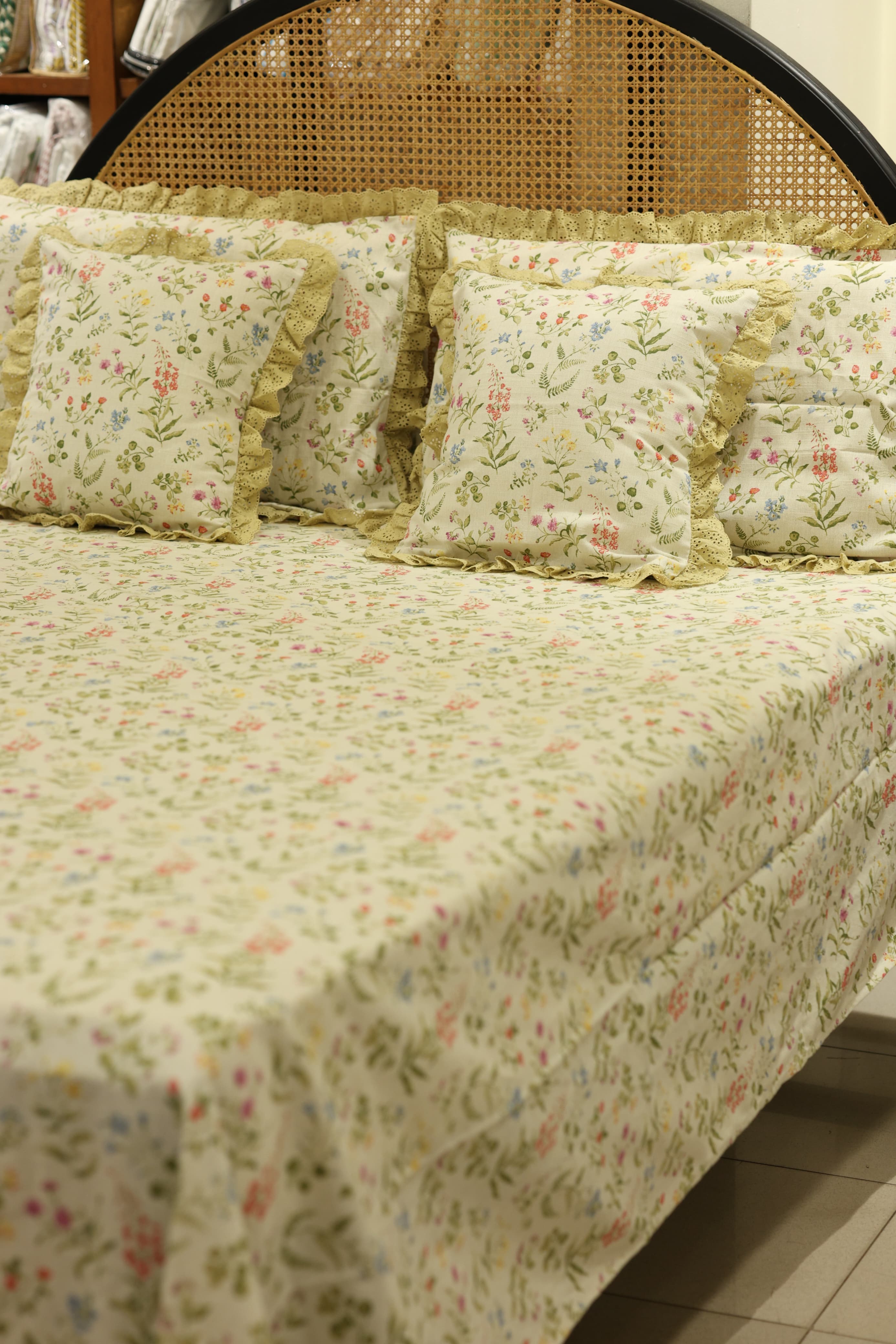 Bedsheets - Premium Queen floral printed lace bedsheet with cushion covers bud