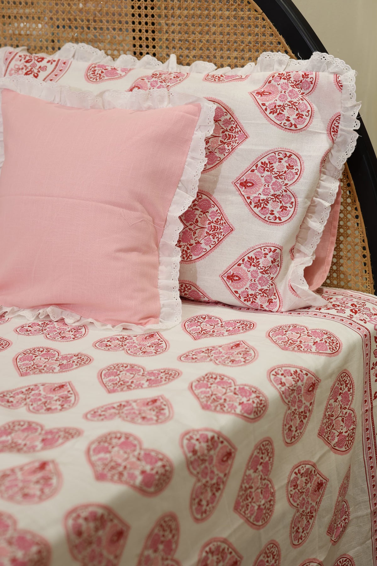 Bedsheets - Premium king floral printed lace bedsheet with cushion covers rose bud
