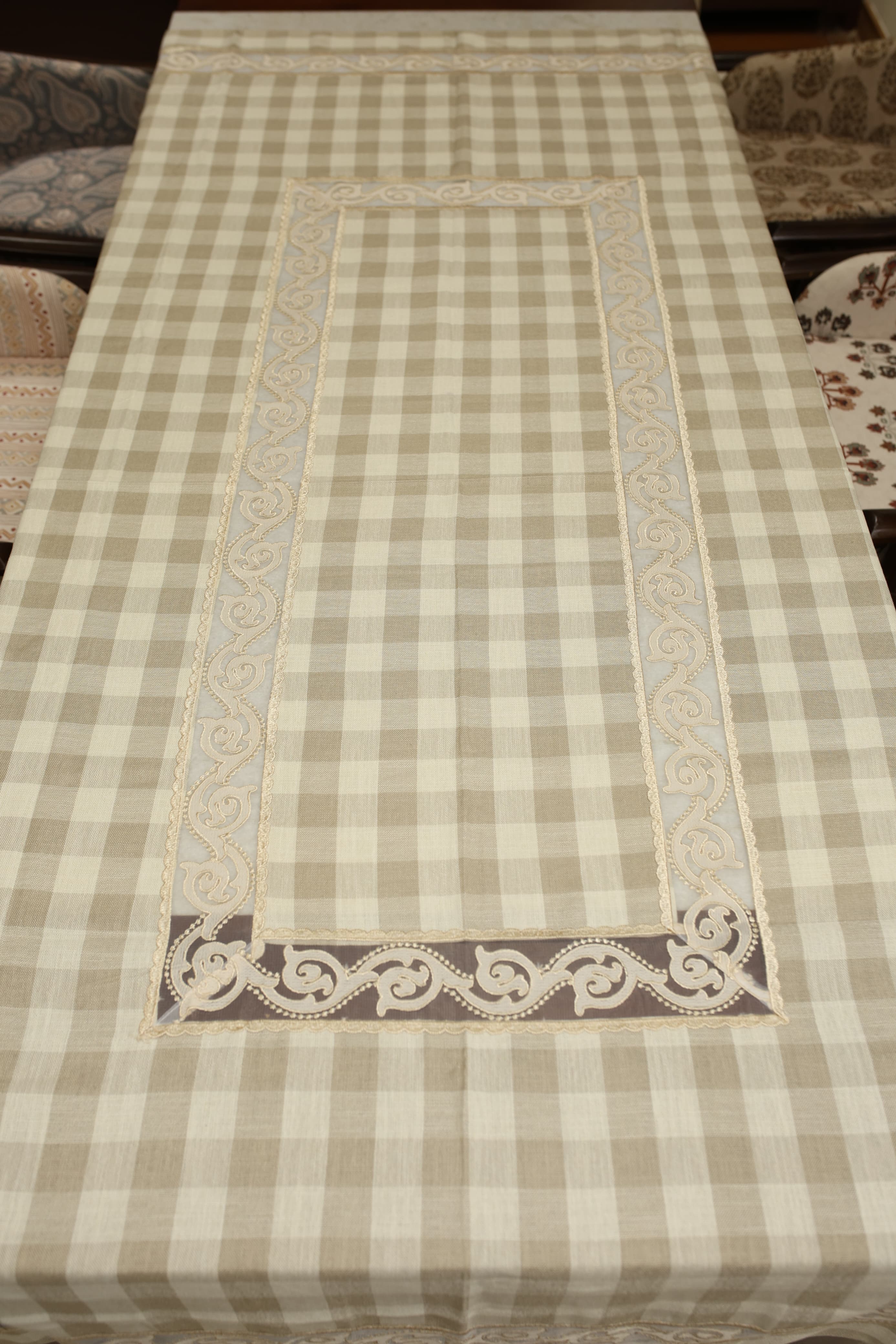 Classic Checkered 6 -Seater Tablecloth with Embroidered Lace Border