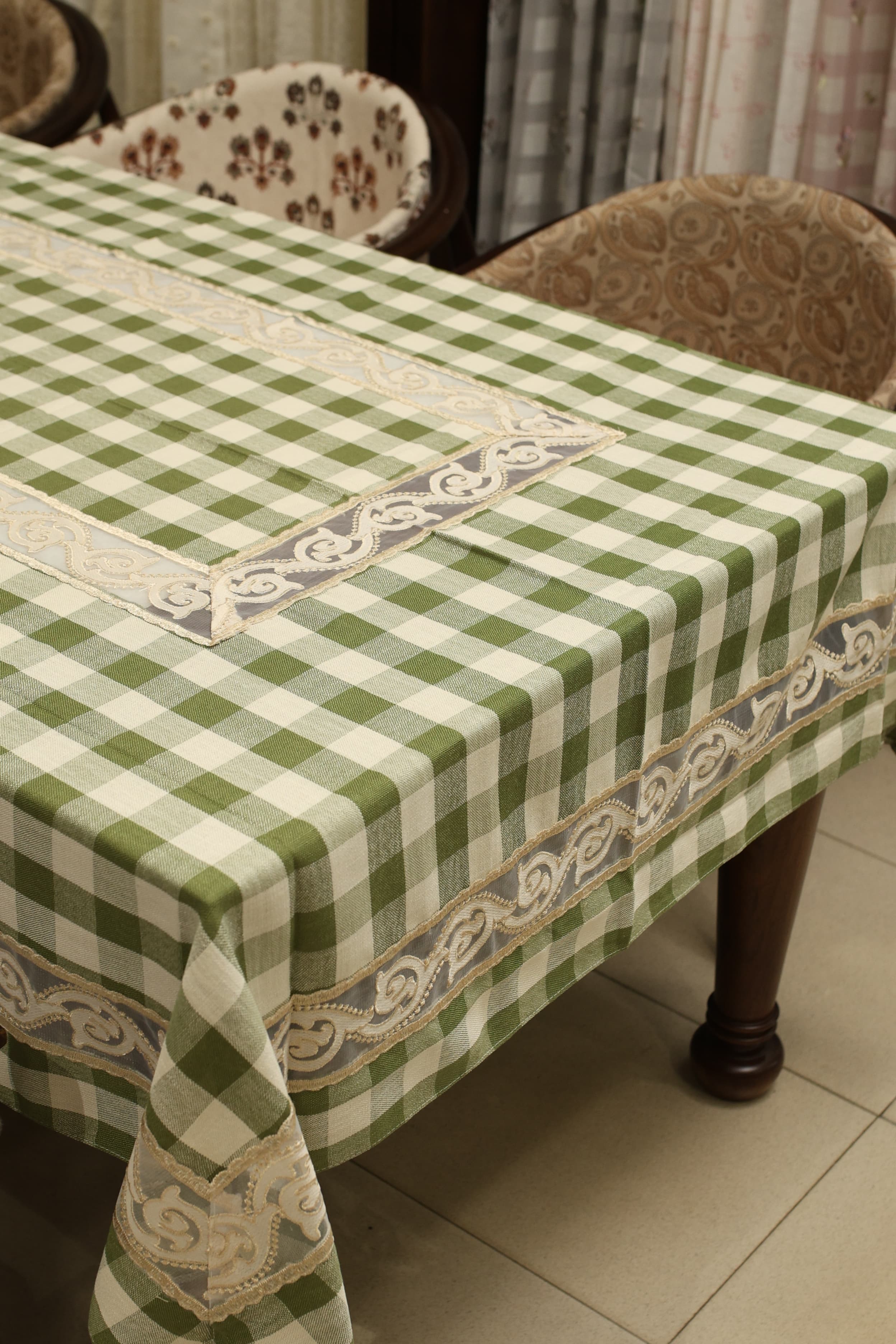 Classic Checkered 6 -Seater Tablecloth with Embroidered Lace Border