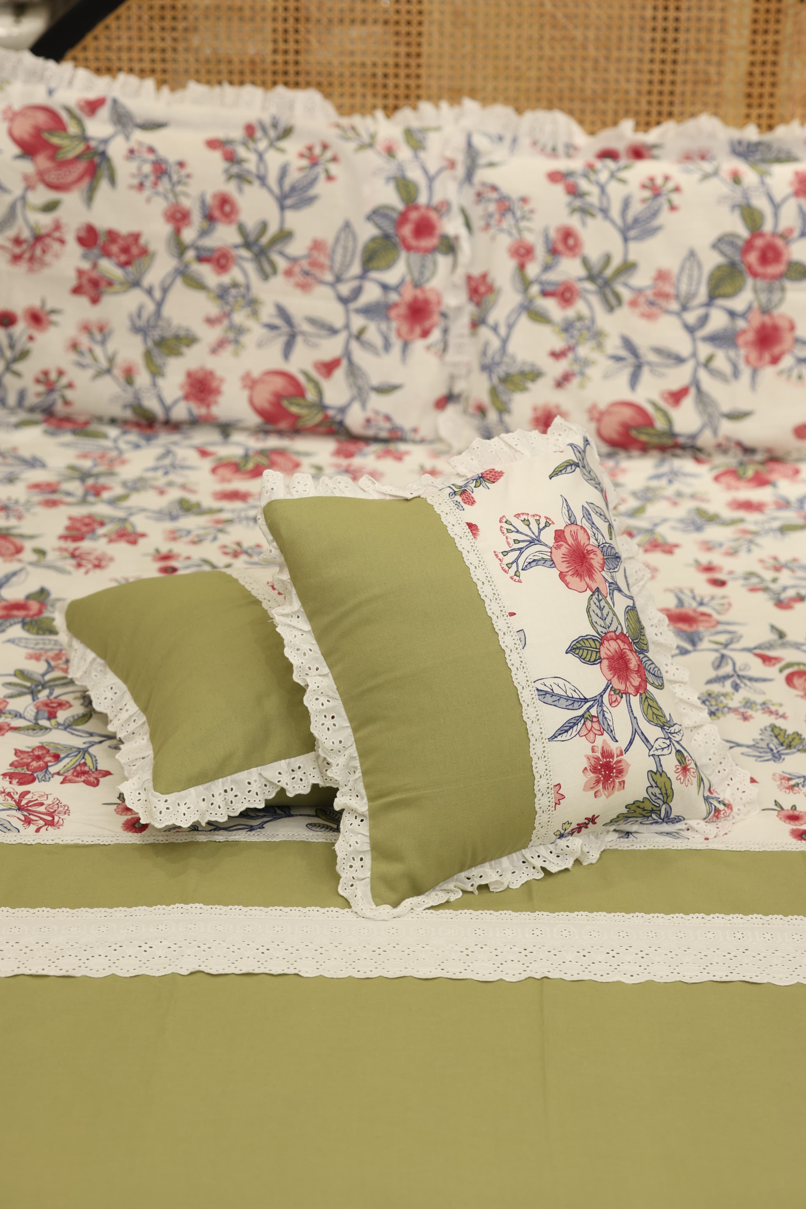 Bedsheets - Premium king floral printed lace bedsheet with cushion covers green bud