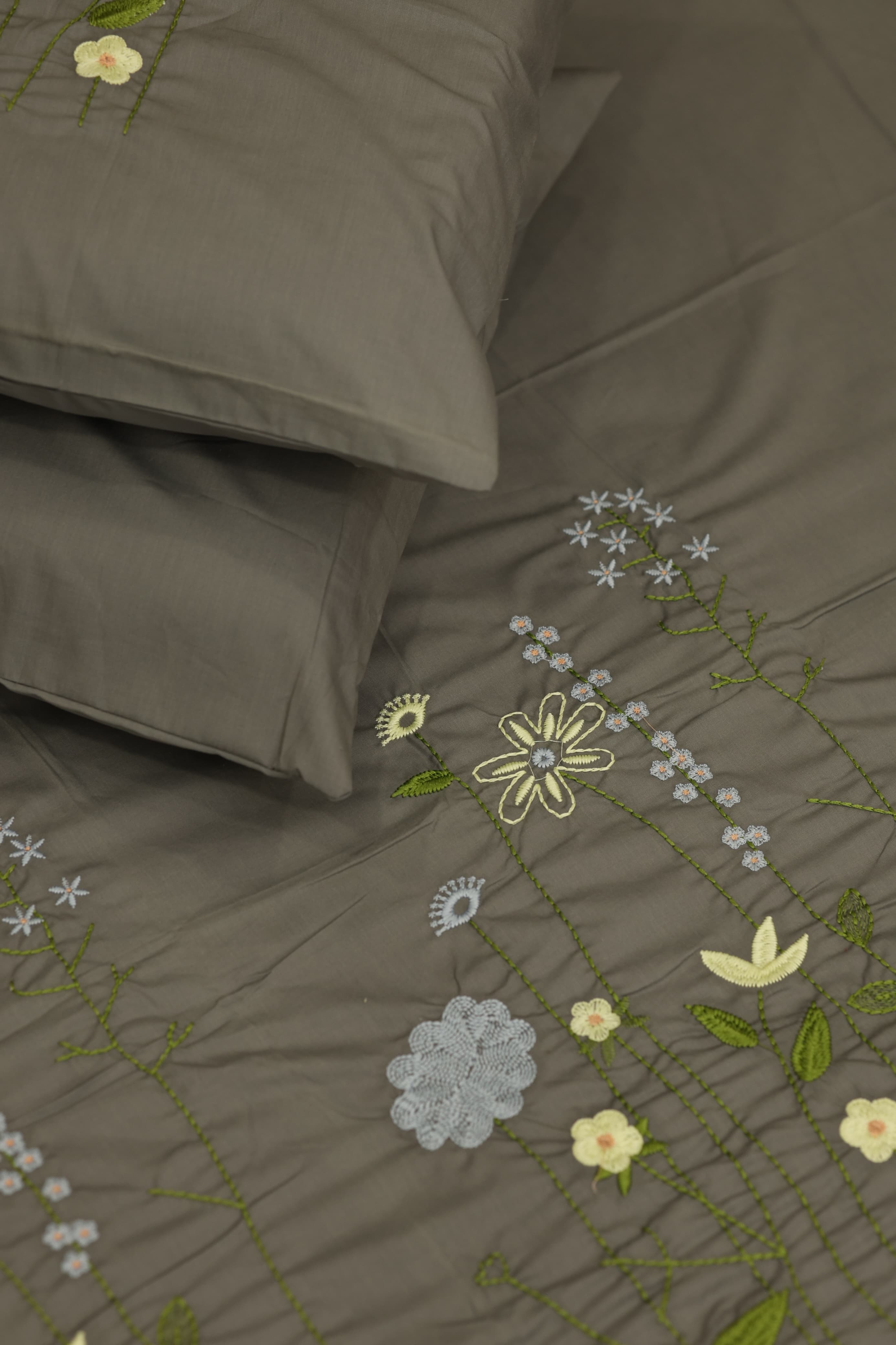 Premium Machine Embroidery Soft Cotton Queen Bedsheet Set - Grey