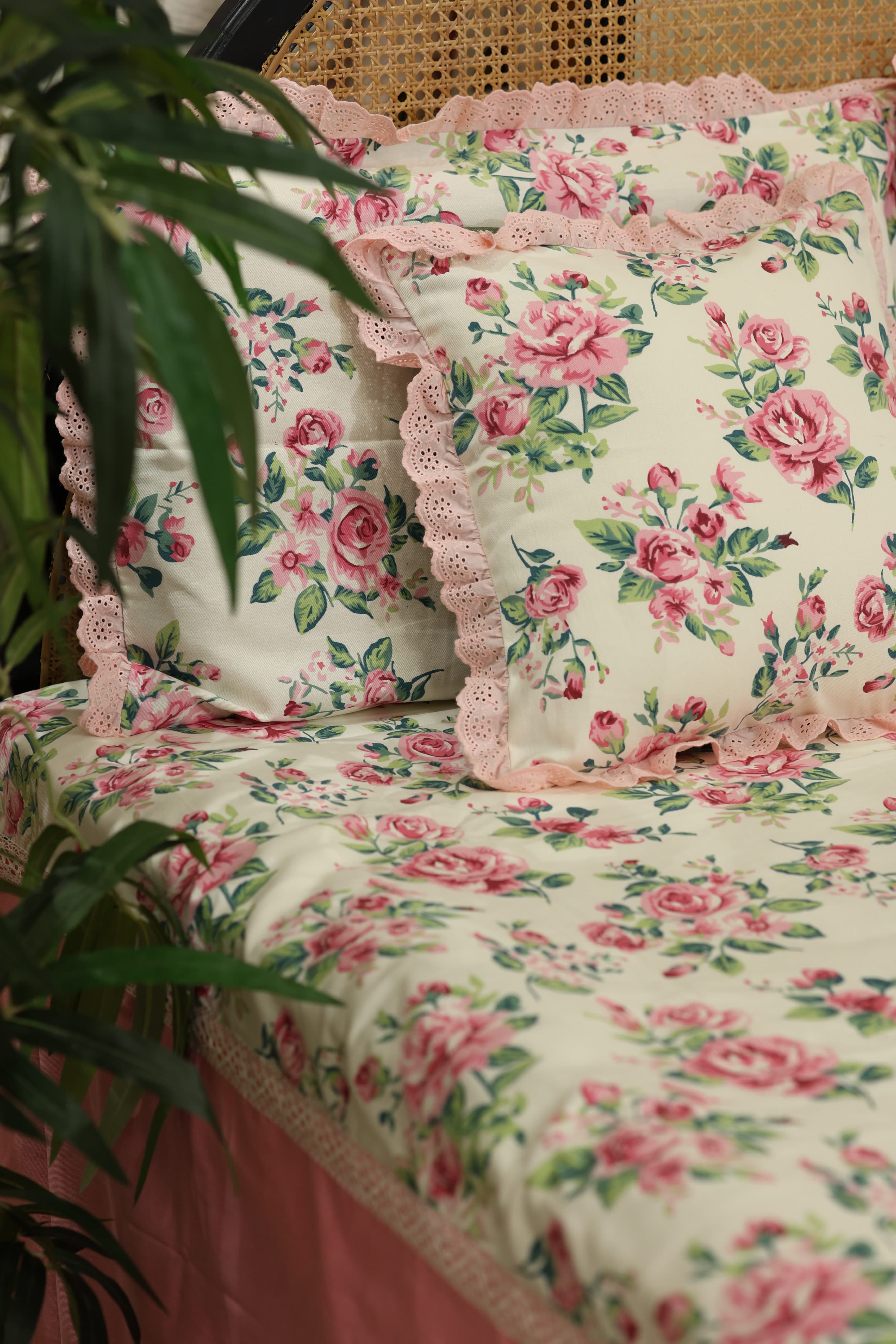 Bedsheets - Premium king floral printed lace bedsheet with cushion covers rose bud