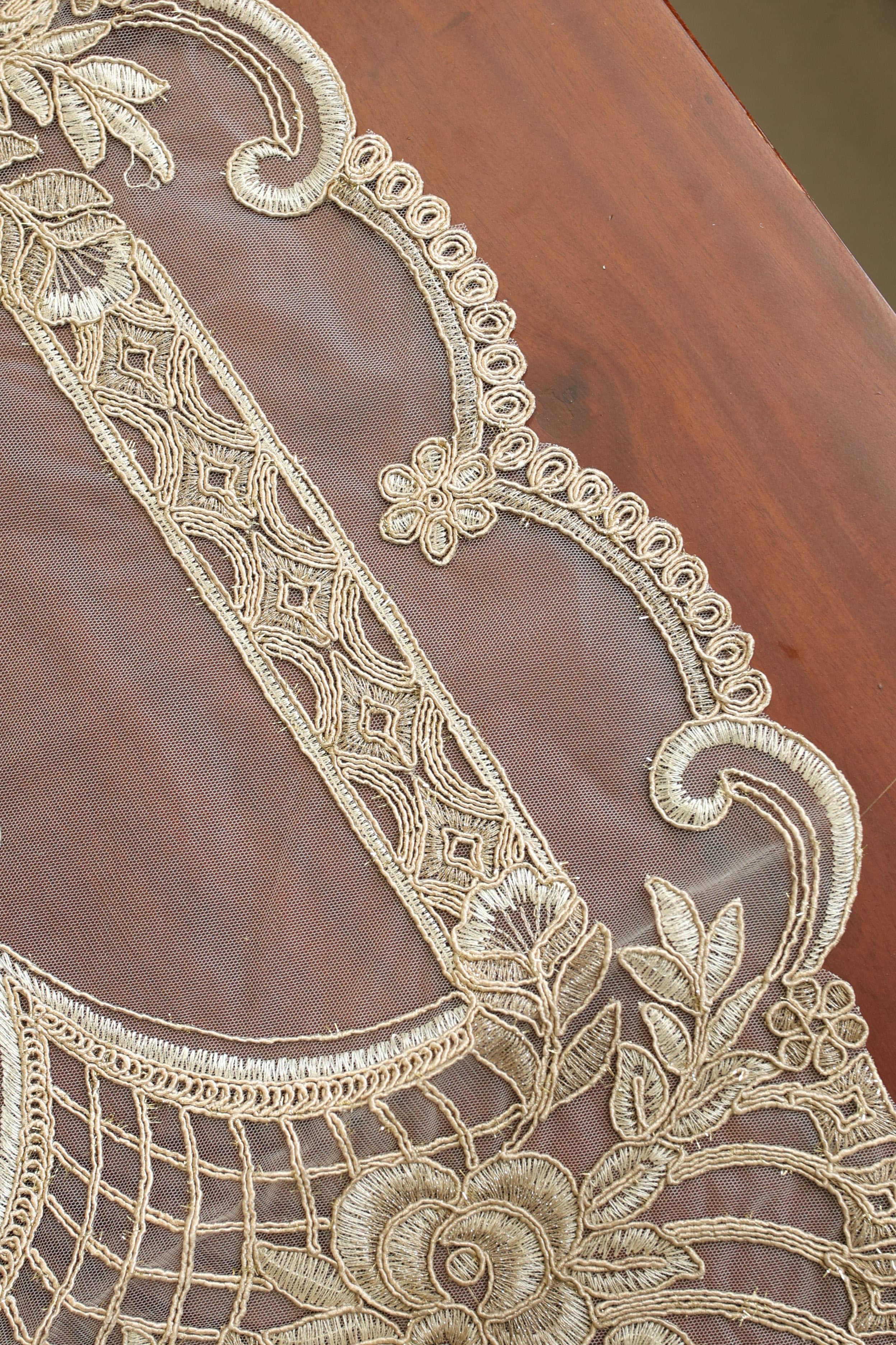 Teapoy Runner - Silky runner / table centre