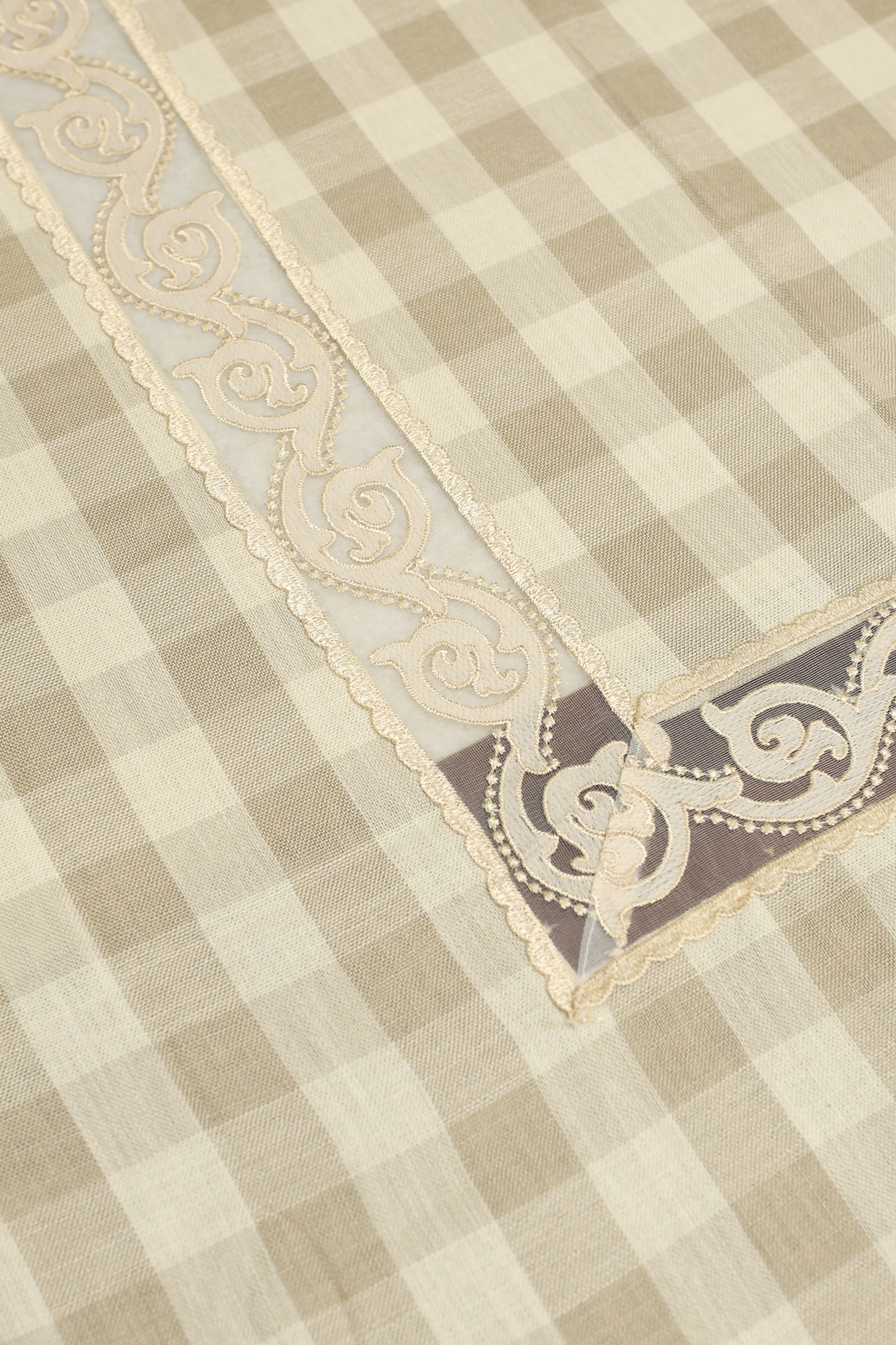 Classic Checkered 6 -Seater Tablecloth with Embroidered Lace Border
