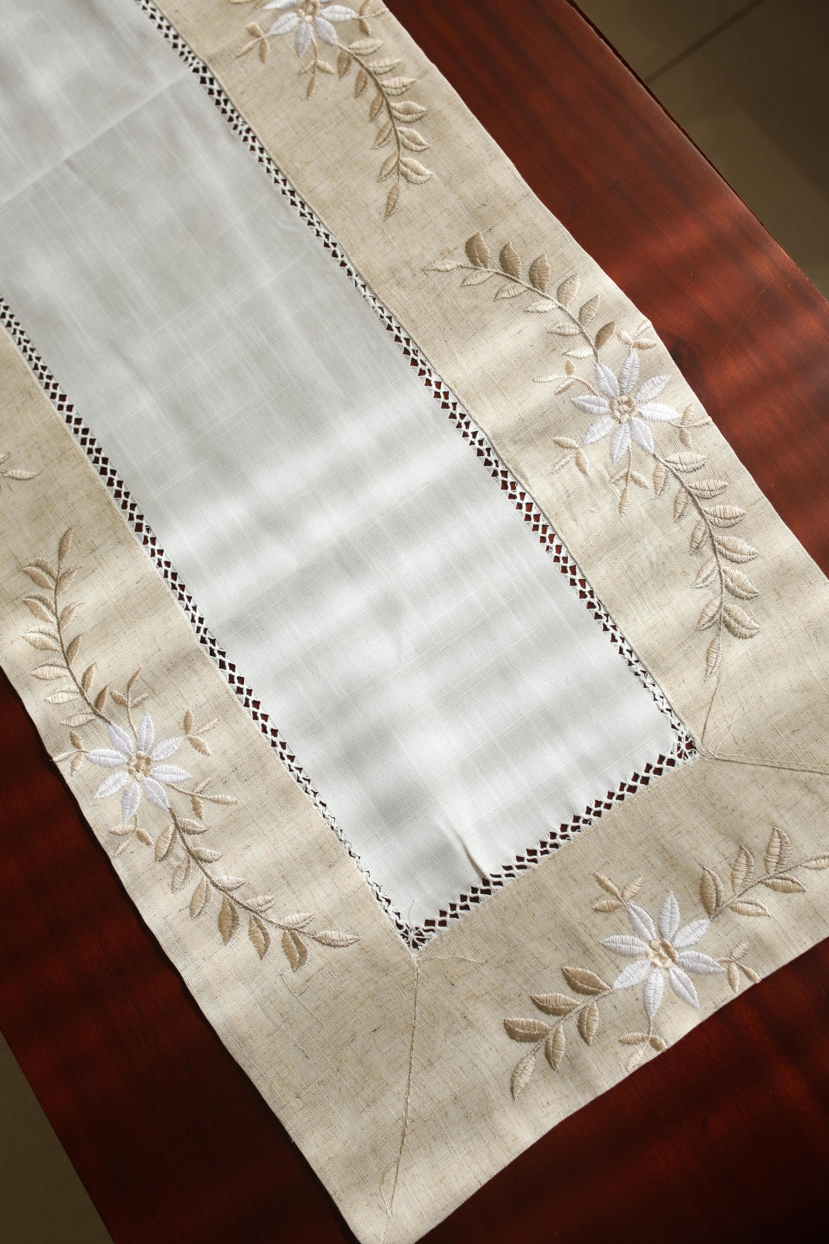Table Runner - embroidery / Table centre
