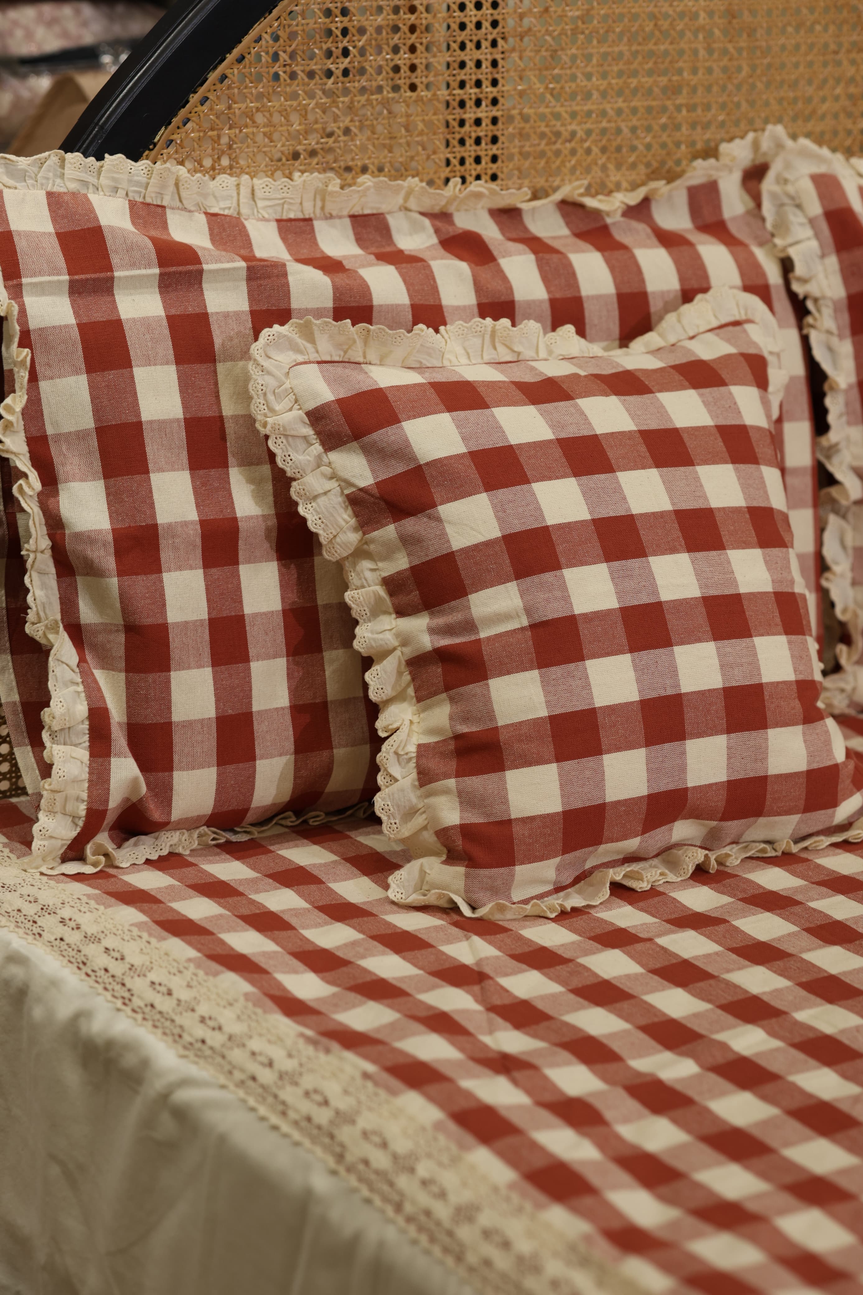 Bedsheets - Premium king floral printed lace bedsheet with cushion covers check