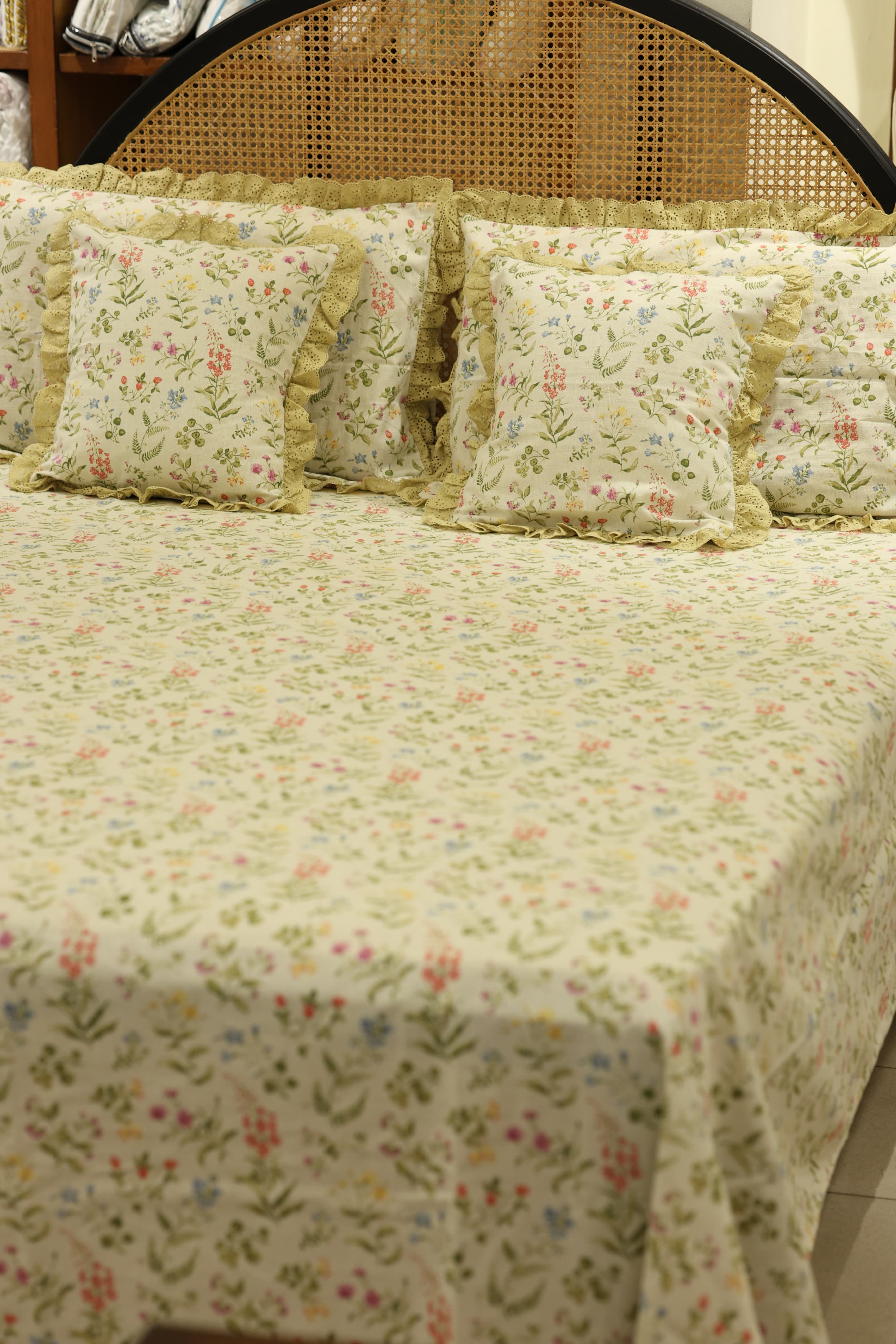Bedsheets - Premium Queen floral printed lace bedsheet with cushion covers bud