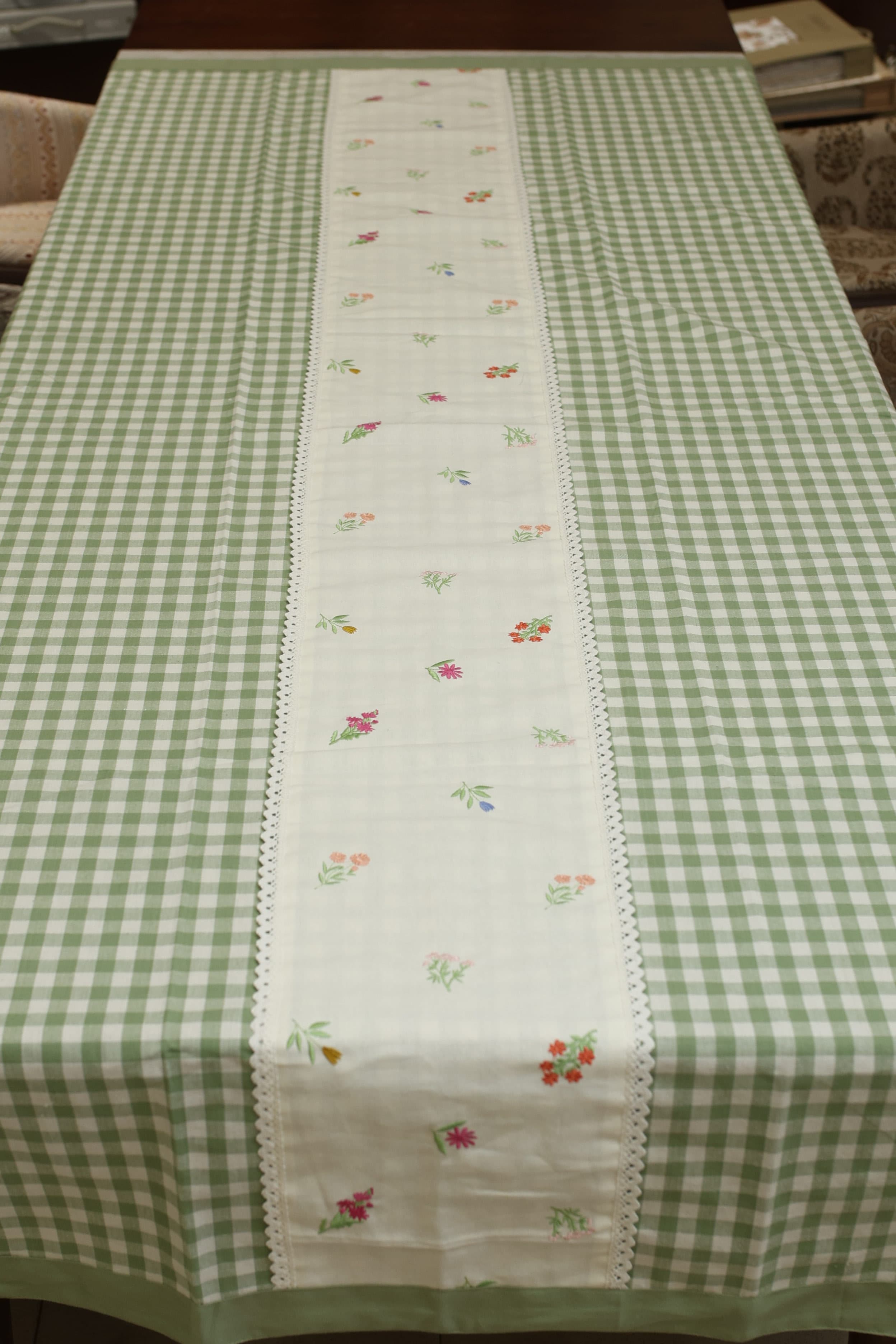 Table cloth - Check embroidery