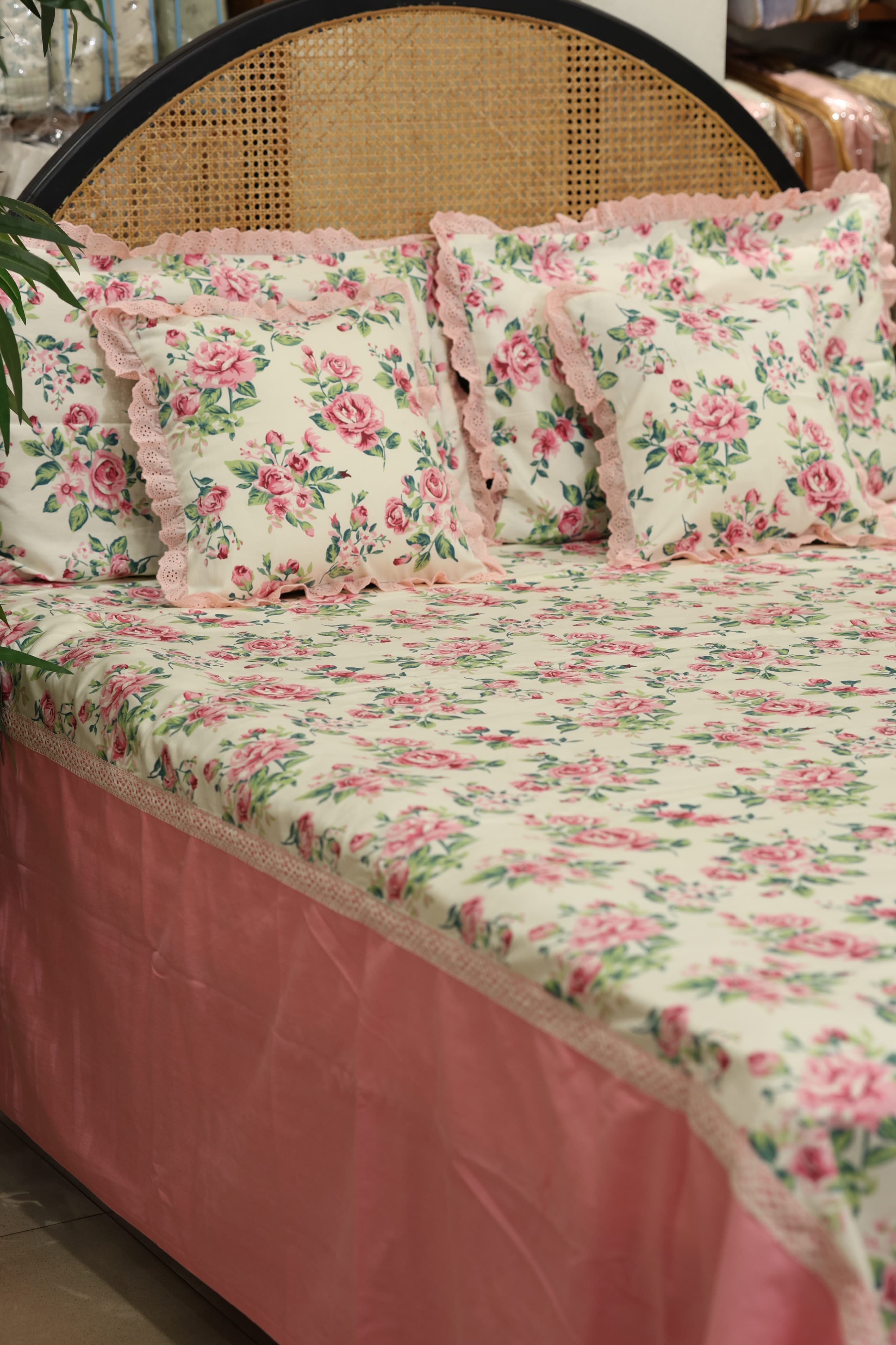 Bedsheets - Premium king floral printed lace bedsheet with cushion covers rose bud