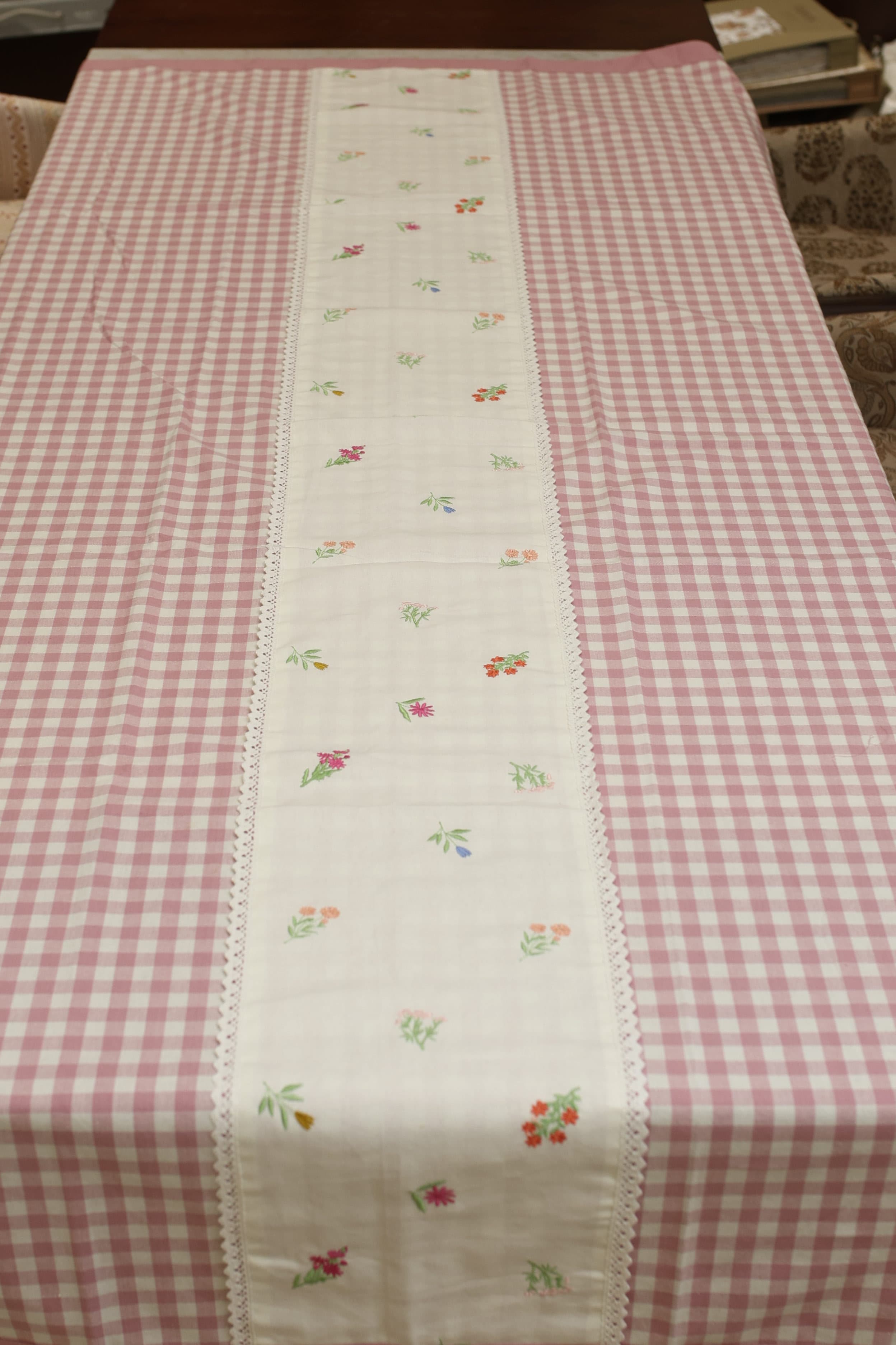 Table cloth - Check embroidery