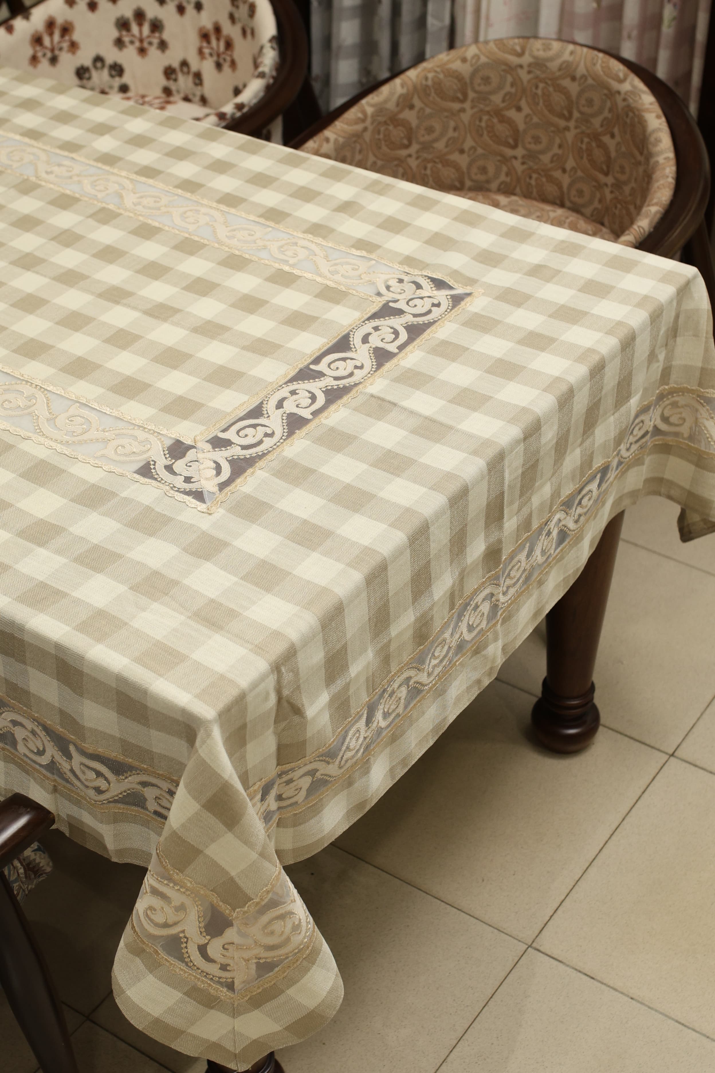 Classic Checkered 6 -Seater Tablecloth with Embroidered Lace Border